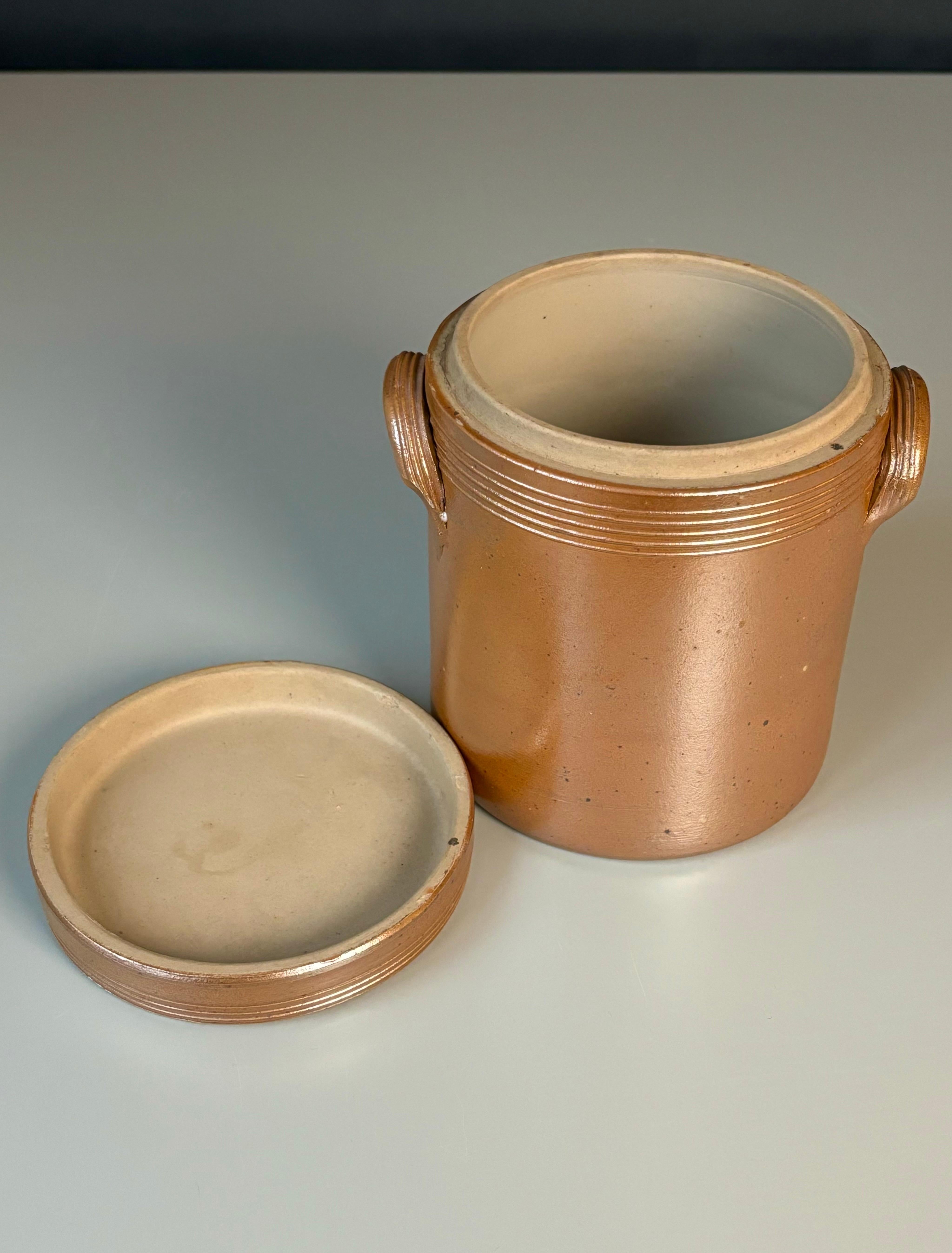 Stile provenzale Vaso francese rustico con coperchio in gres, anni '50 in vendita