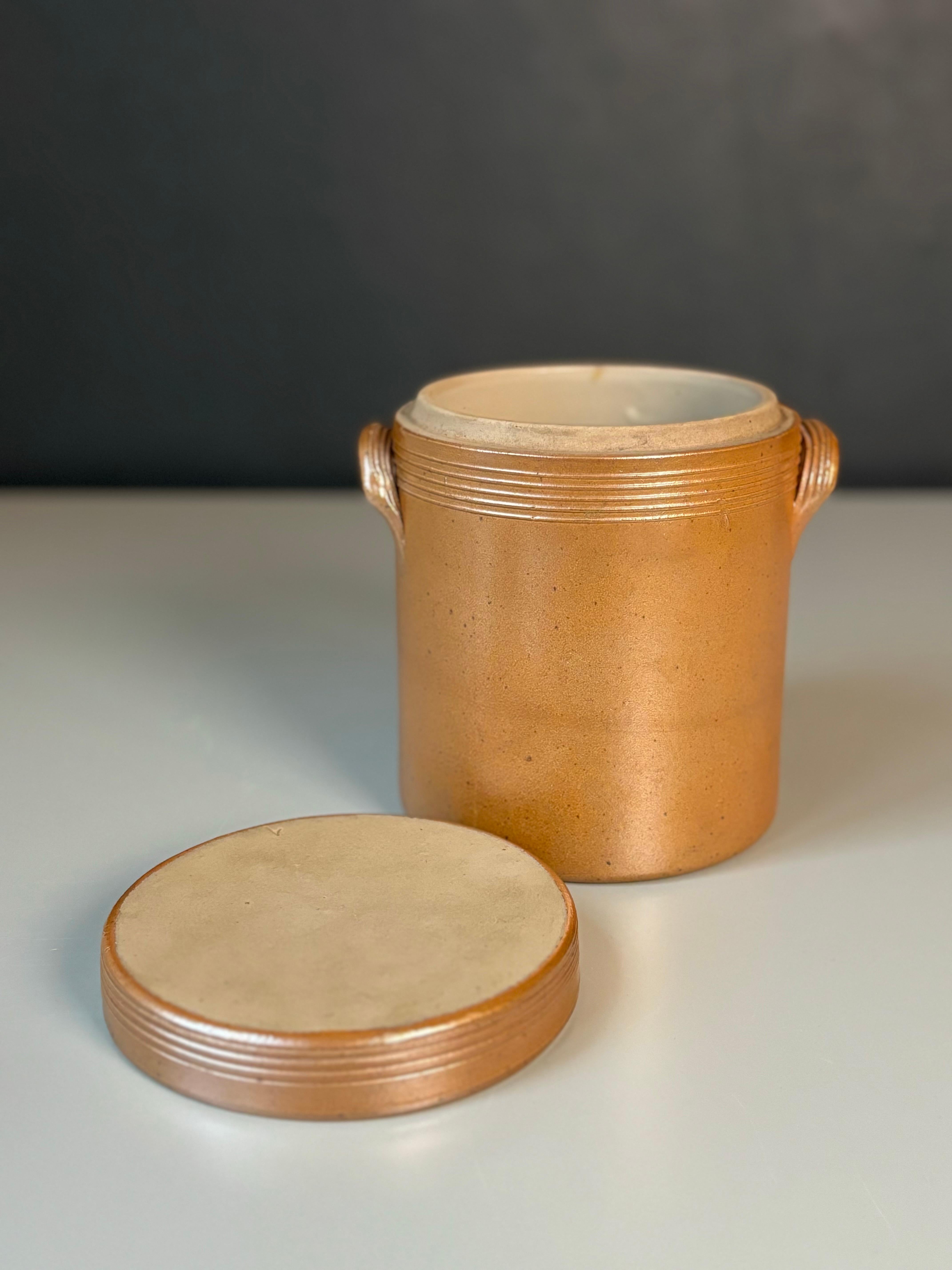 Intagliato a mano Vaso francese rustico con coperchio in gres, anni '50 in vendita
