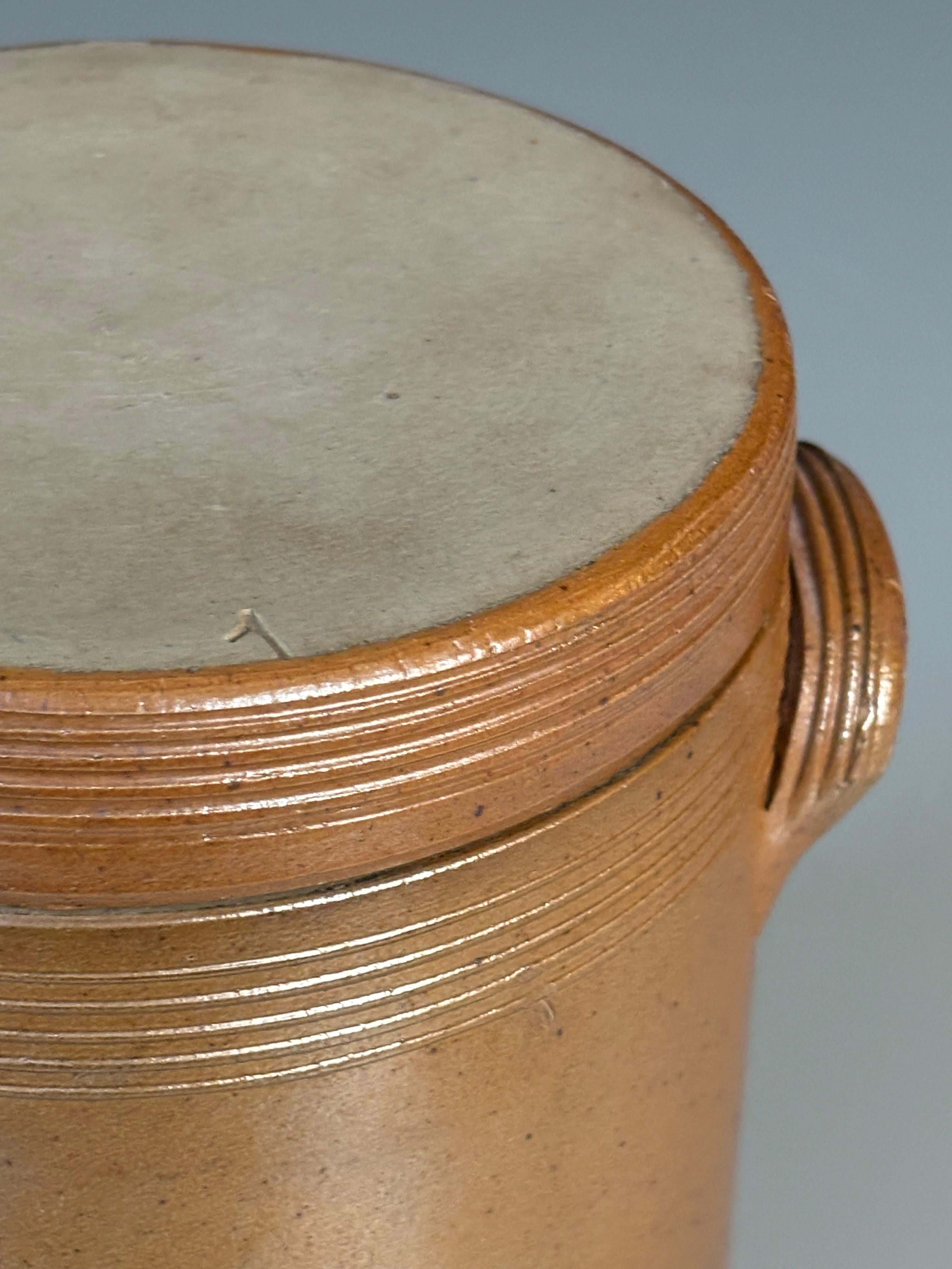 Vaso francese rustico con coperchio in gres, anni '50 in vendita 1