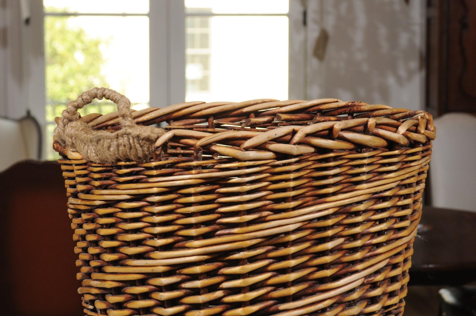 20th Century Rustic French Wicker Basket with Single Lateral Handle and Diagonal Patterns