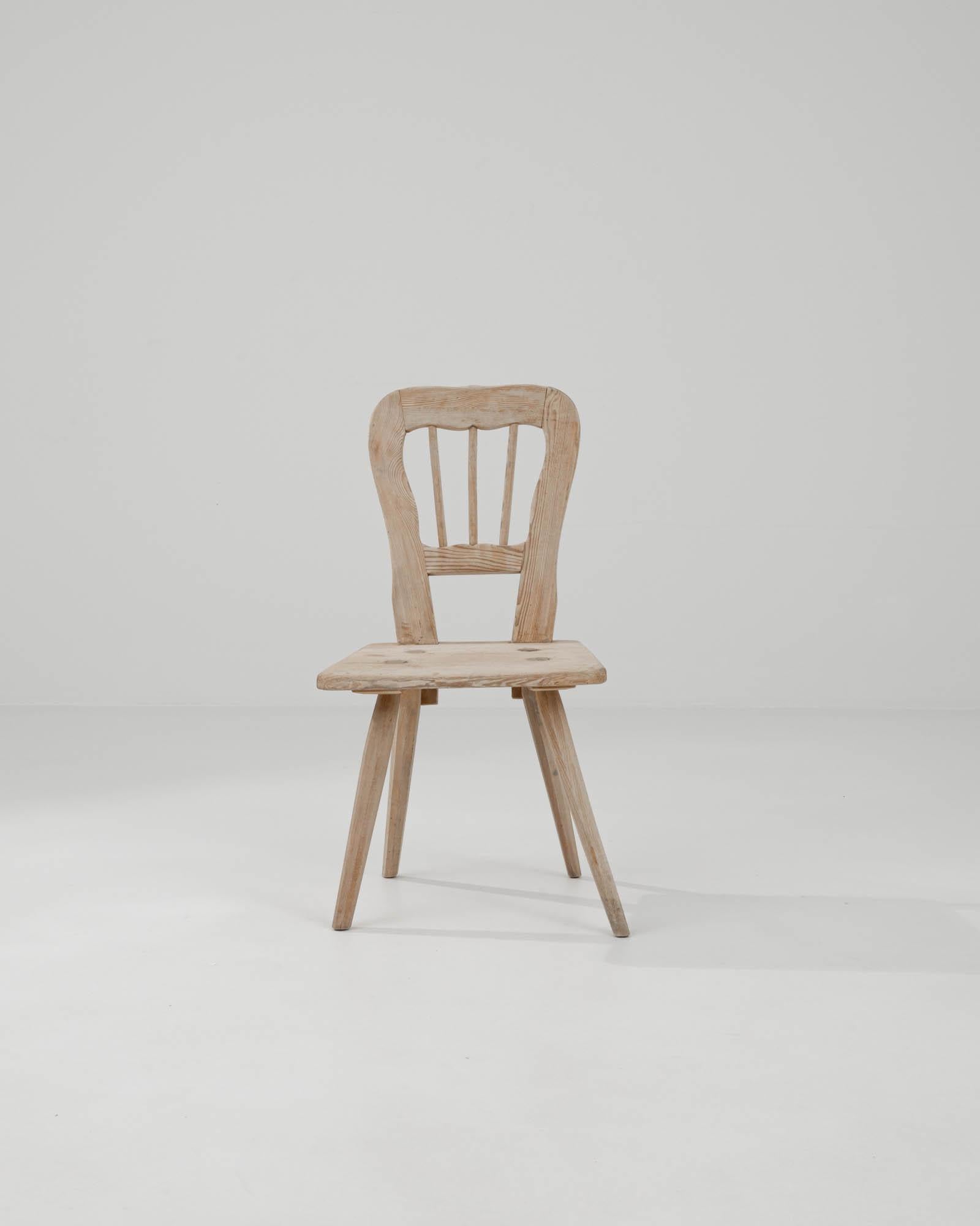 Cette chaise antique en bois a été fabriquée en France au XIXe siècle. Chaise d'appoint en bois magnifiquement conservée et dont la surface a été remise à neuf. Elle présente des pieds fuselés évasés, une assise carrée et un dossier sculpté.