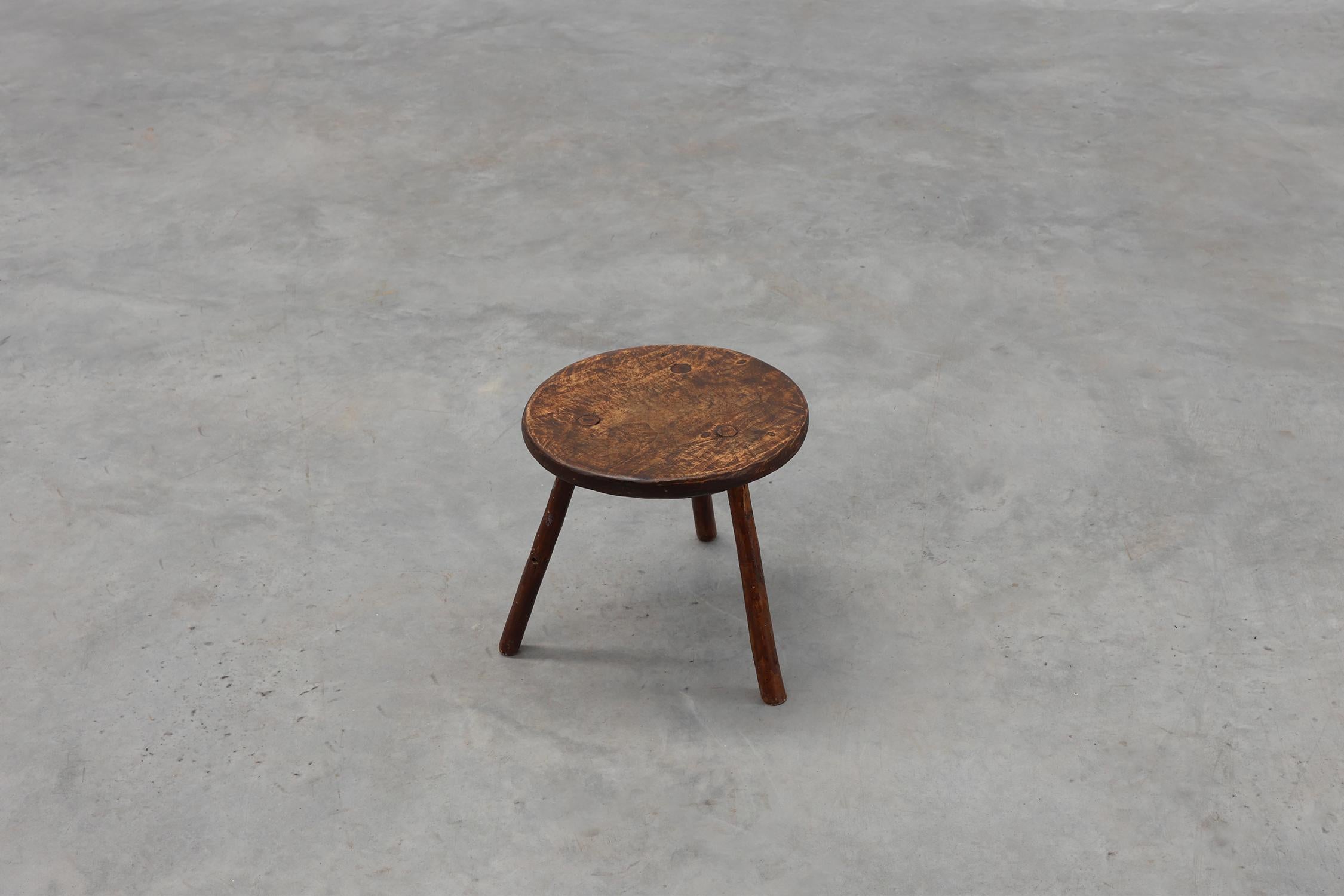 Taburete rústico francés de madera de estilo wabi sabi, ca. 1850 en Bueno estado para la venta en Meulebeke, BE