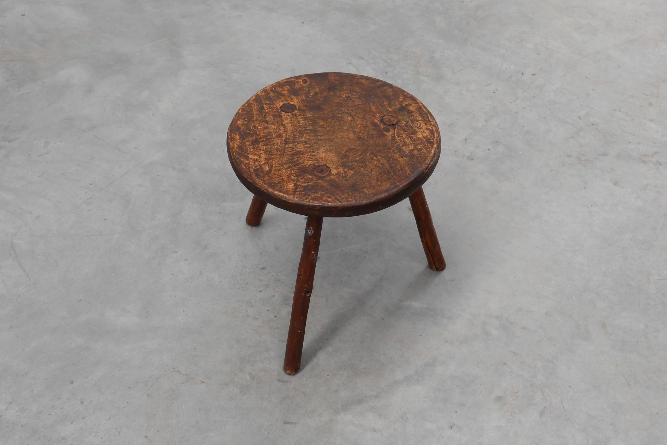 Taburete rústico francés de madera de estilo wabi sabi, ca. 1850 siglo XIX en venta