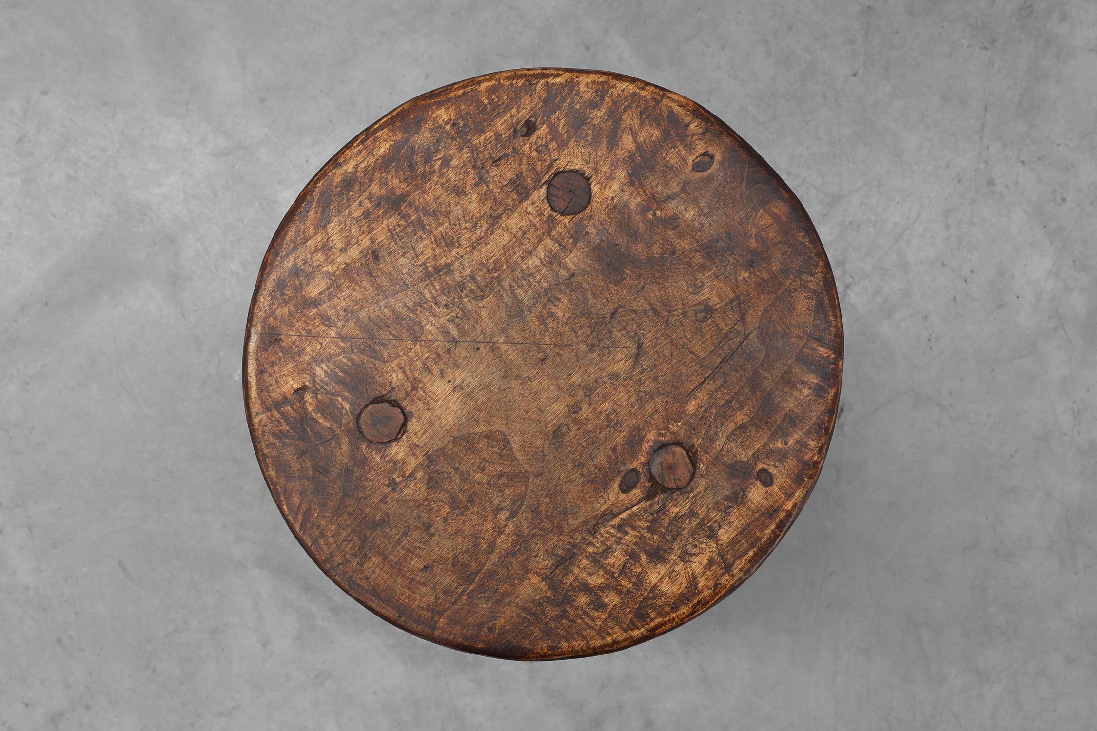Taburete rústico francés de madera de estilo wabi sabi, ca. 1850 Madera en venta