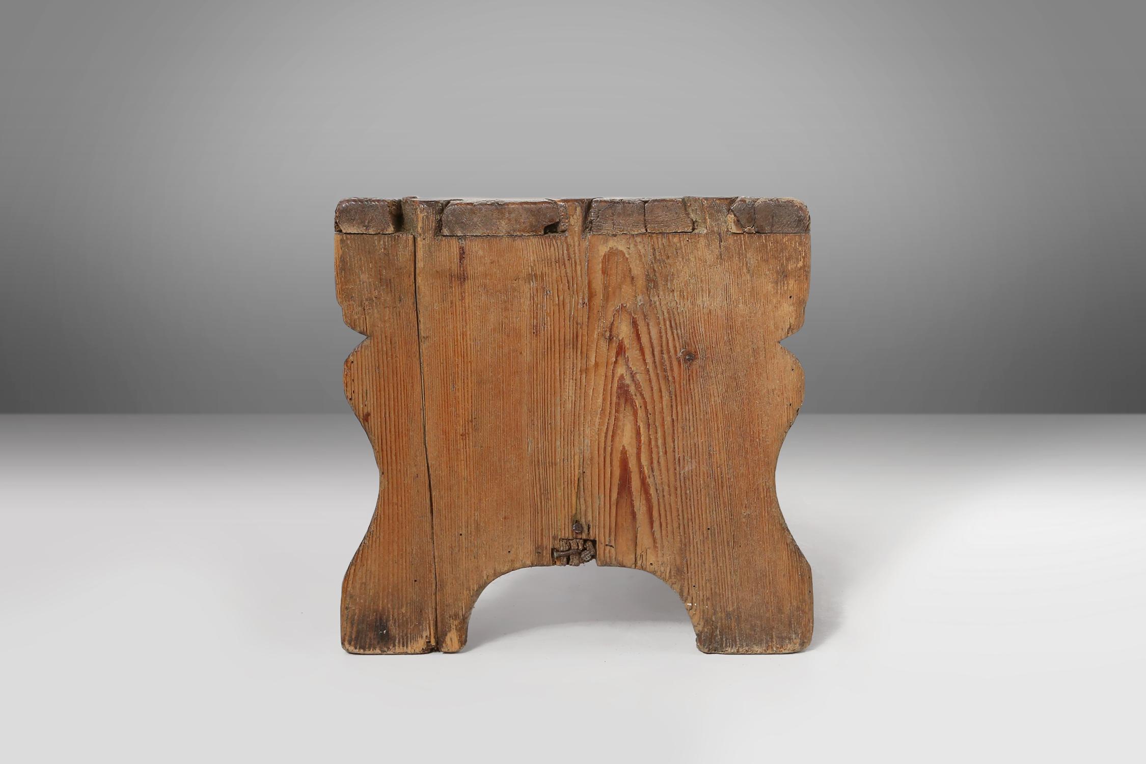 Sgabello rustico francese in legno con bella patina, 1900 ca. in vendita 3