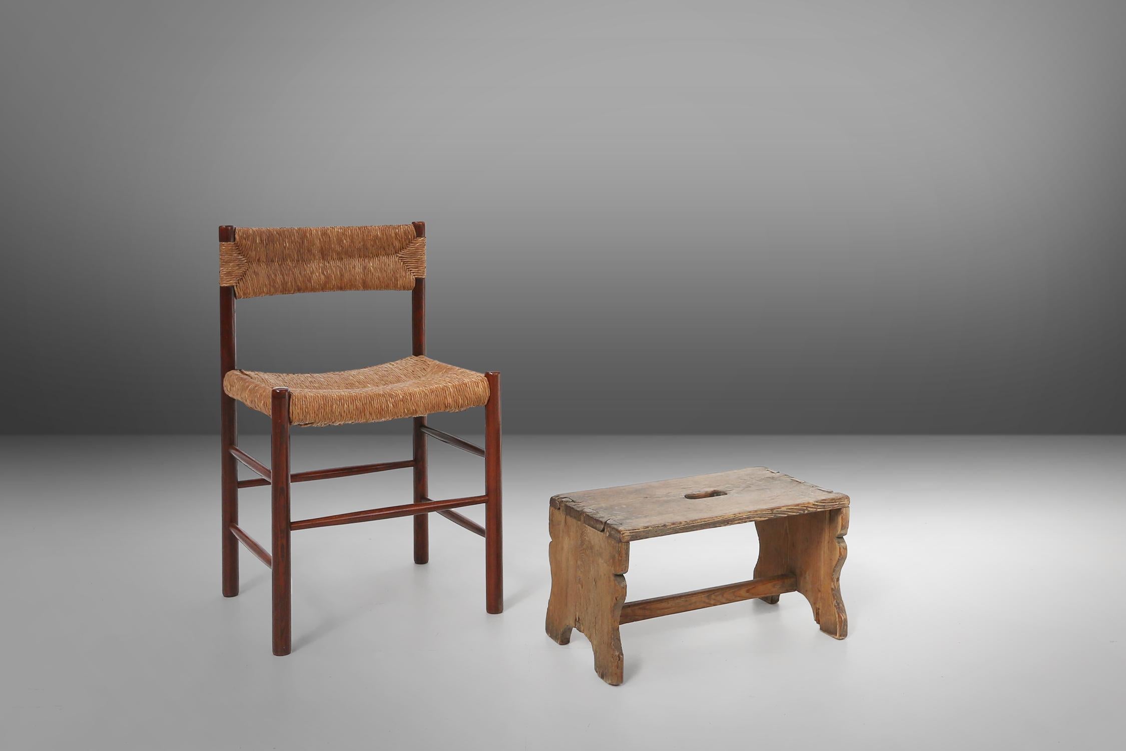 Francia / 1900 / sgabello / legno / industriale / design / rustico

Un piccolo sgabello basso in legno con una bella patina e incastri a coda di rondine, realizzato in Francia, intorno al 1900. Uno sgabello robusto con una comoda maniglia per un