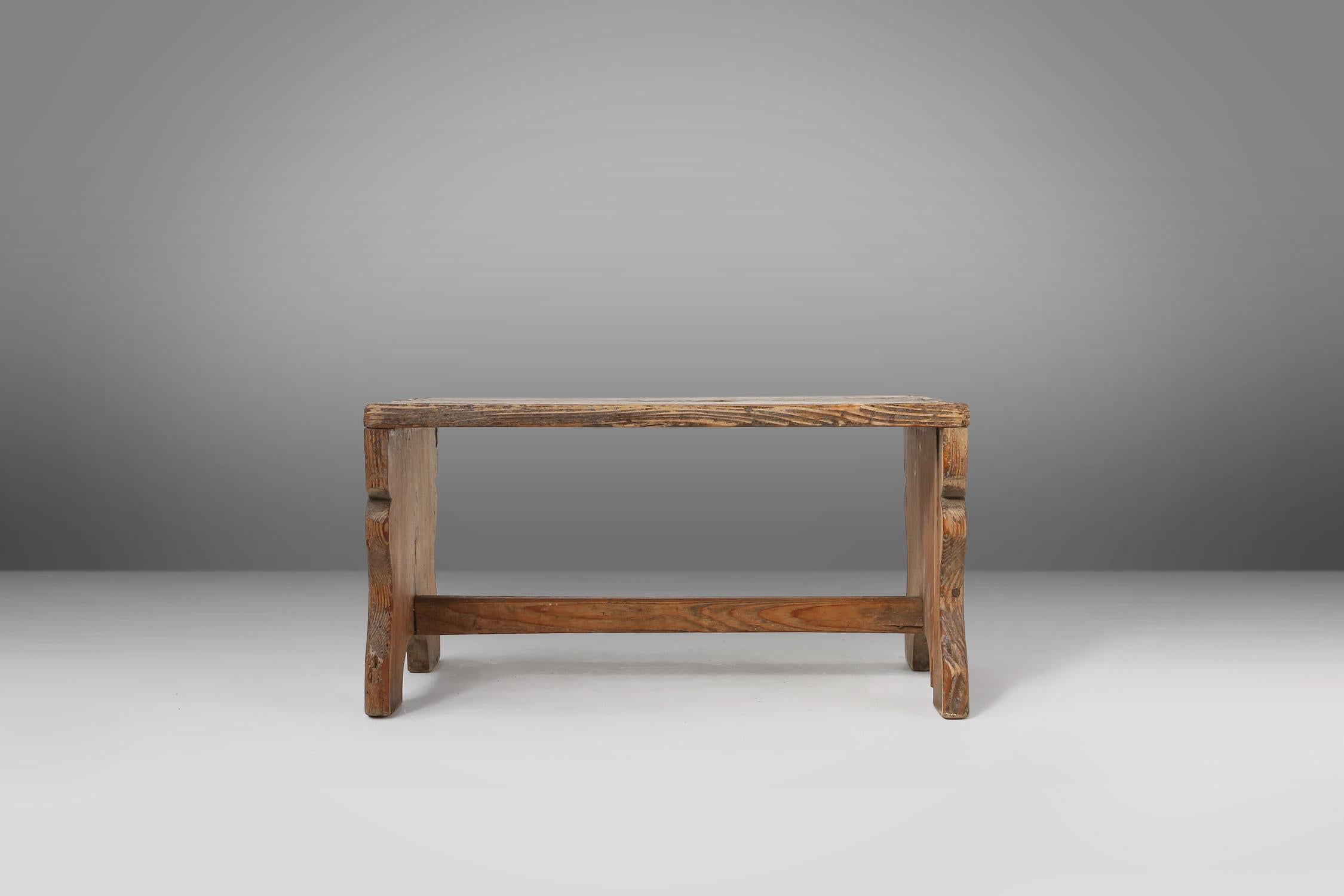 Industriale Sgabello rustico francese in legno con bella patina, 1900 ca. in vendita