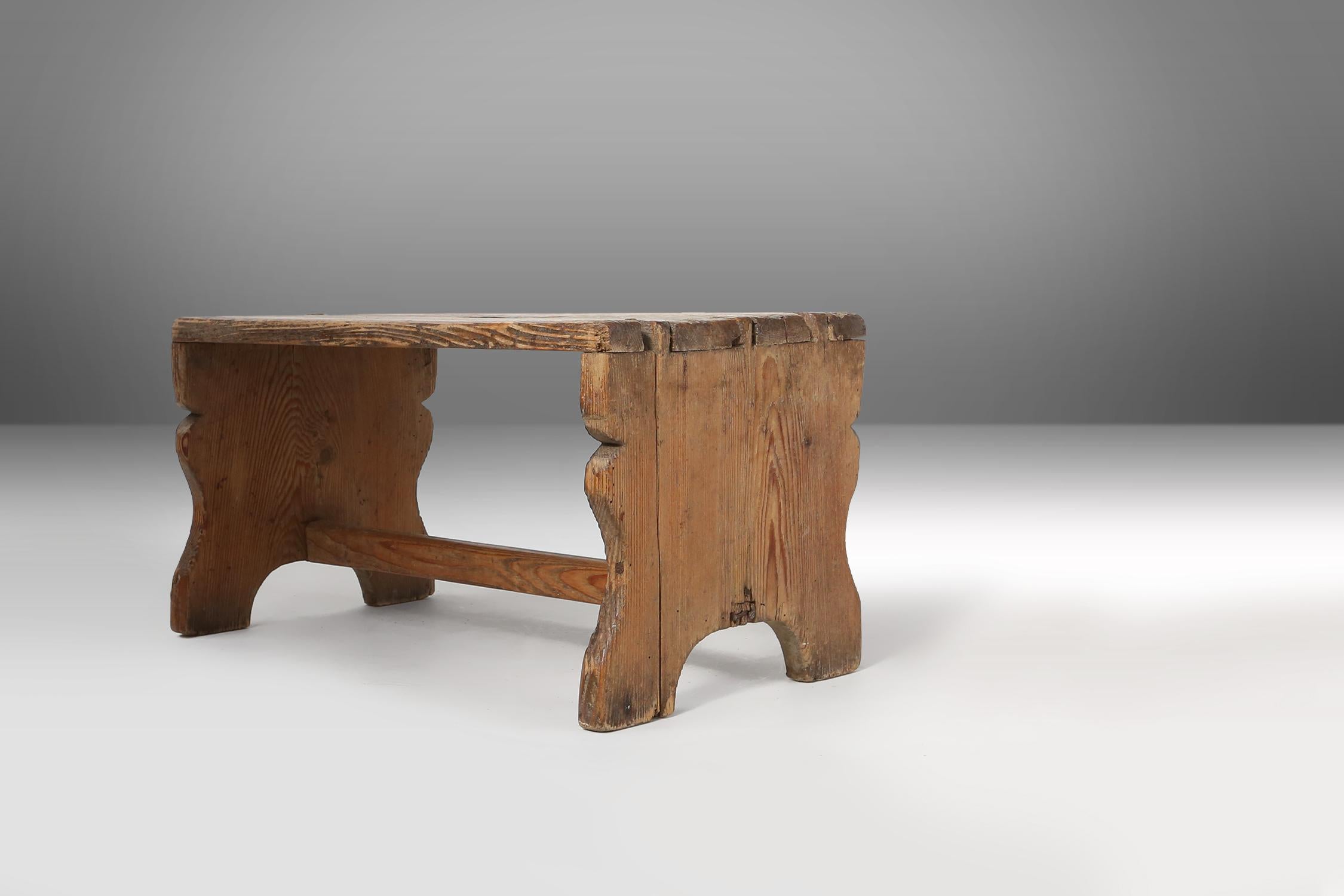 Rustic French wooden stool with beautiful patina, ca. 1900 In Good Condition For Sale In Meulebeke, BE