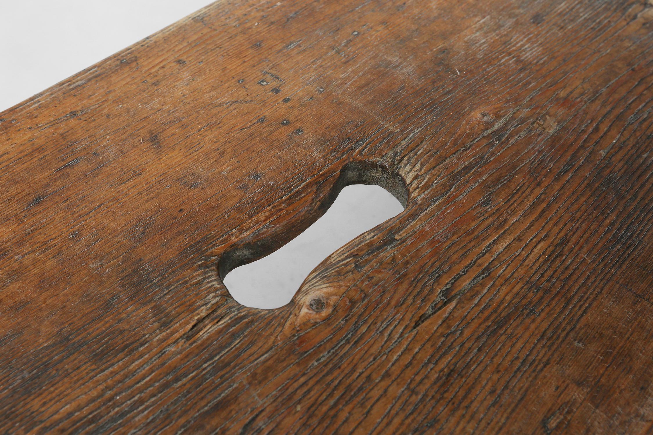 Inizio XX secolo Sgabello rustico francese in legno con bella patina, 1900 ca. in vendita