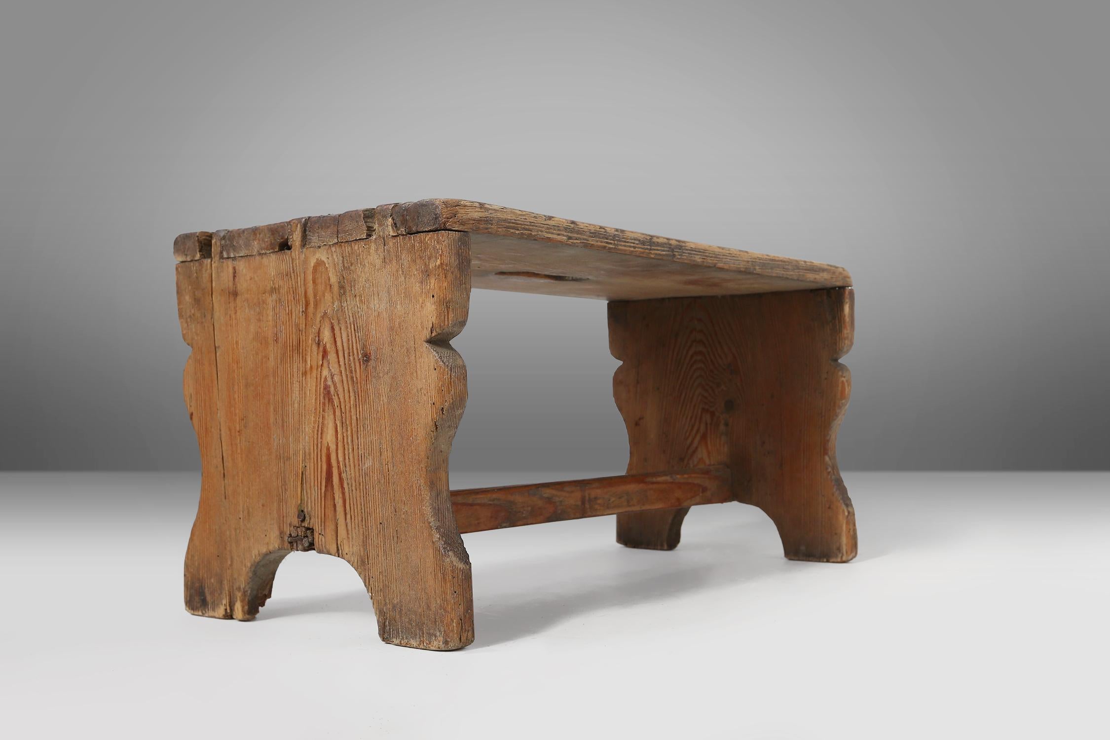 Sgabello rustico francese in legno con bella patina, 1900 ca. in vendita 1