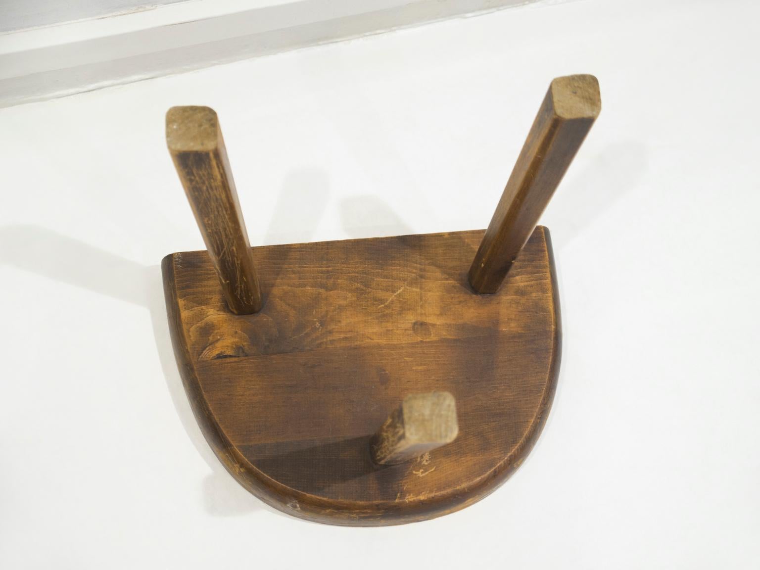Sgabello francese rustico a treppiede in legno In condizioni buone in vendita a Madrid, ES