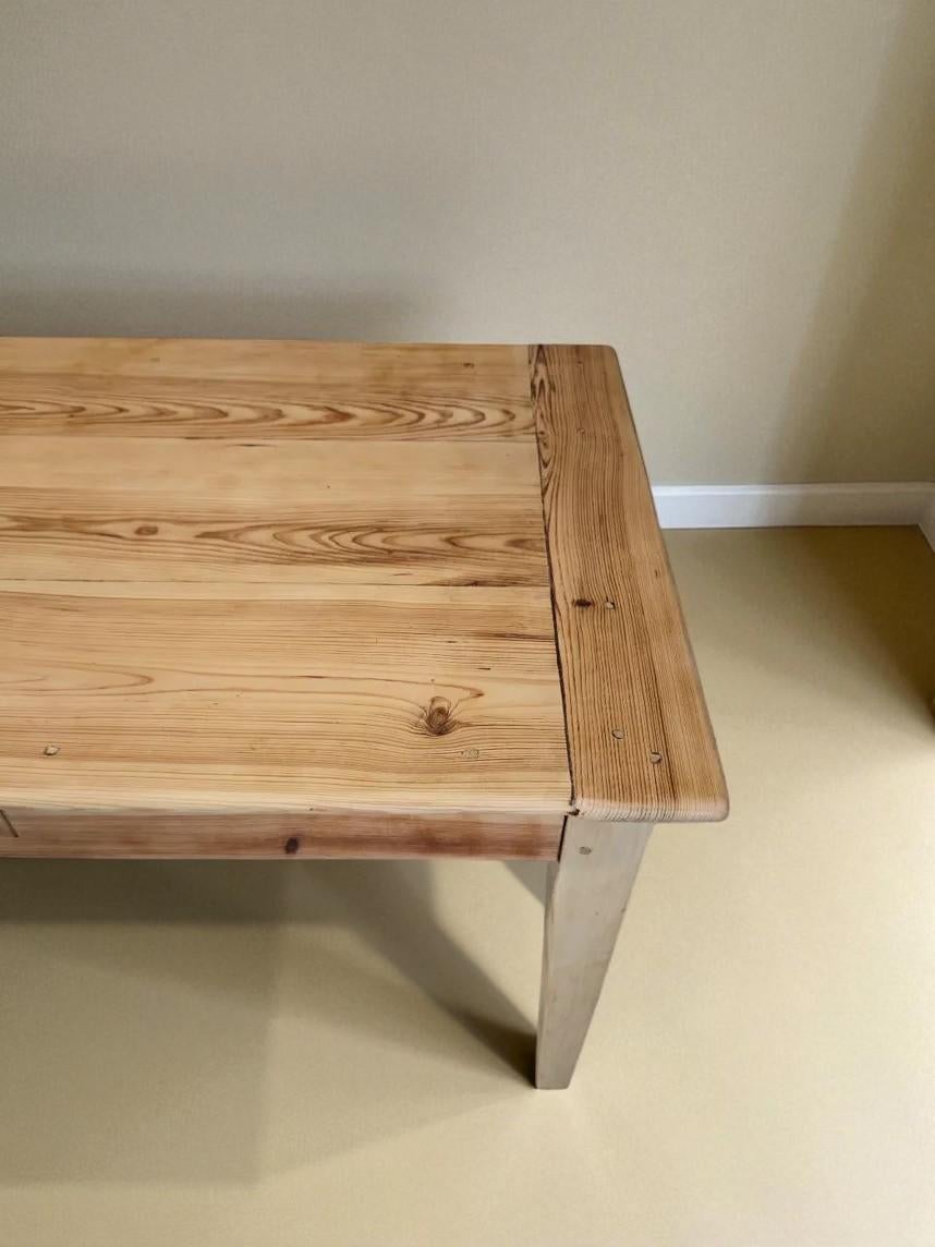 Rustic French Work Table I Early 20th Century  Solid Pine  France en vente 6