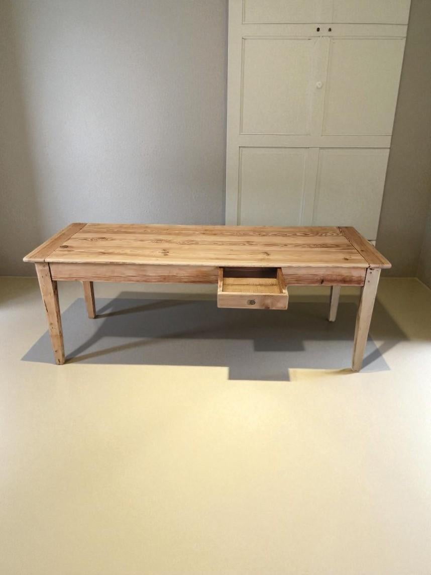 Rustic French Work Table I Early 20th Century  Solid Pine  France en vente 4