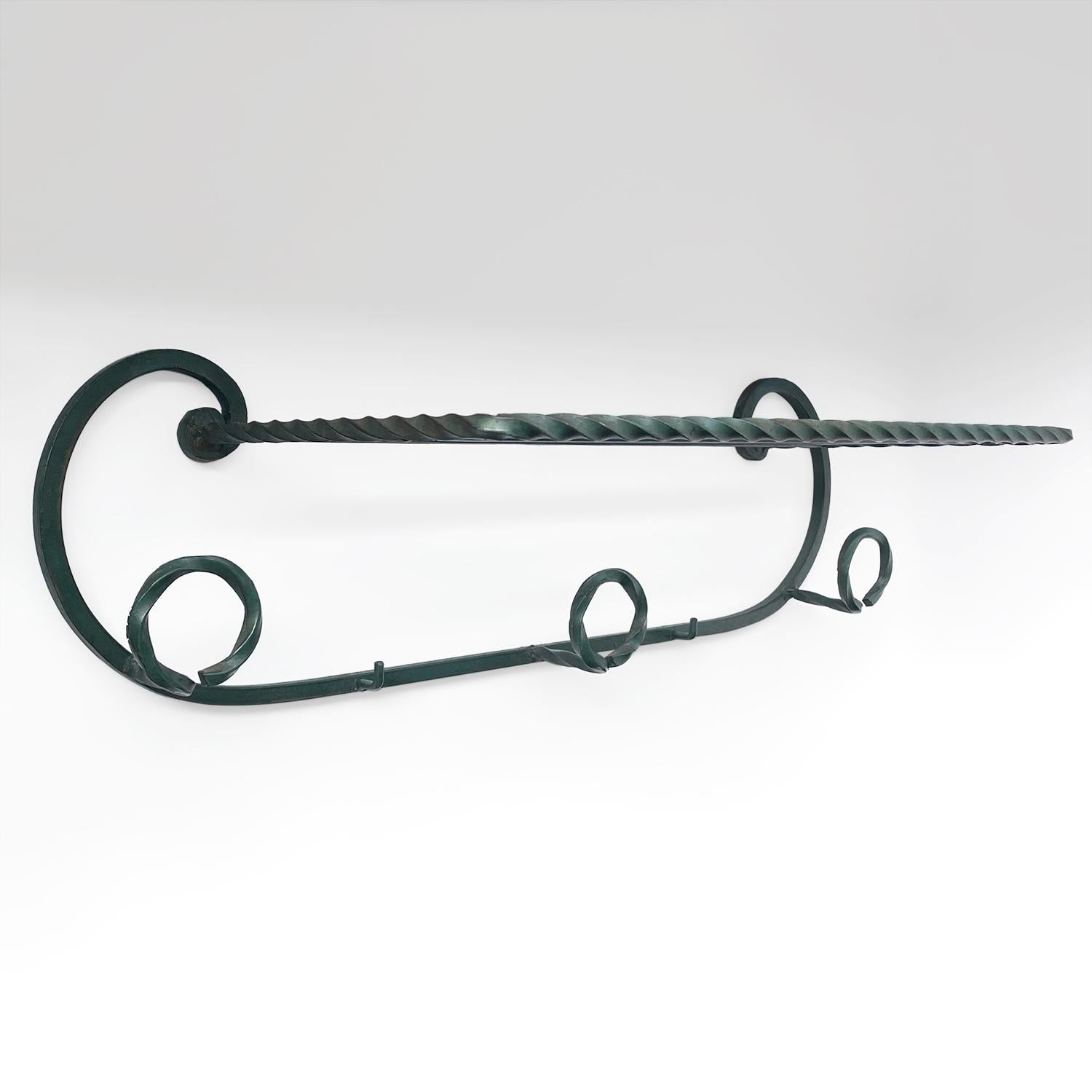 Appendiabiti e scaffali in ferro francese color giada
Francia, metà secolo
Meraviglioso pezzo d'ingresso
Il telaio in ferro scolpito ad arte è elegante e funzionale
La parte superiore è dotata di eleganti doghe in ferro, perfette per riporre gli