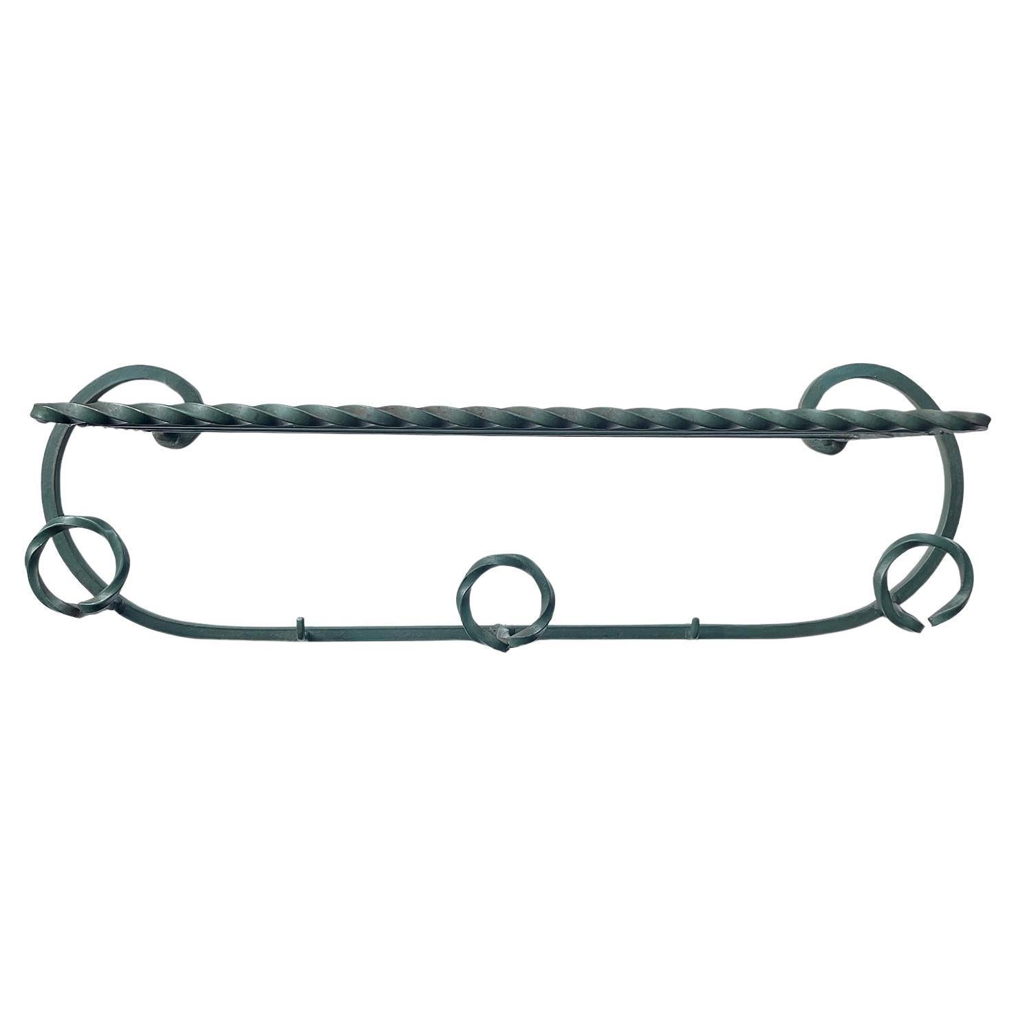 Porte-manteau et étagère de rangement en fer forgé rustique français  Pièce d'entrée vert jade