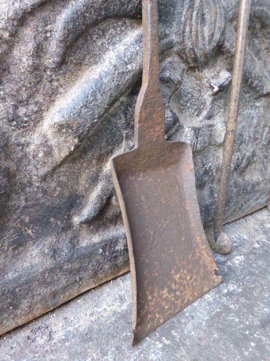 Forgiato Attrezzi da camino o strumenti da fuoco rustici francesi in ferro battuto, inizio XVIII secolo in vendita