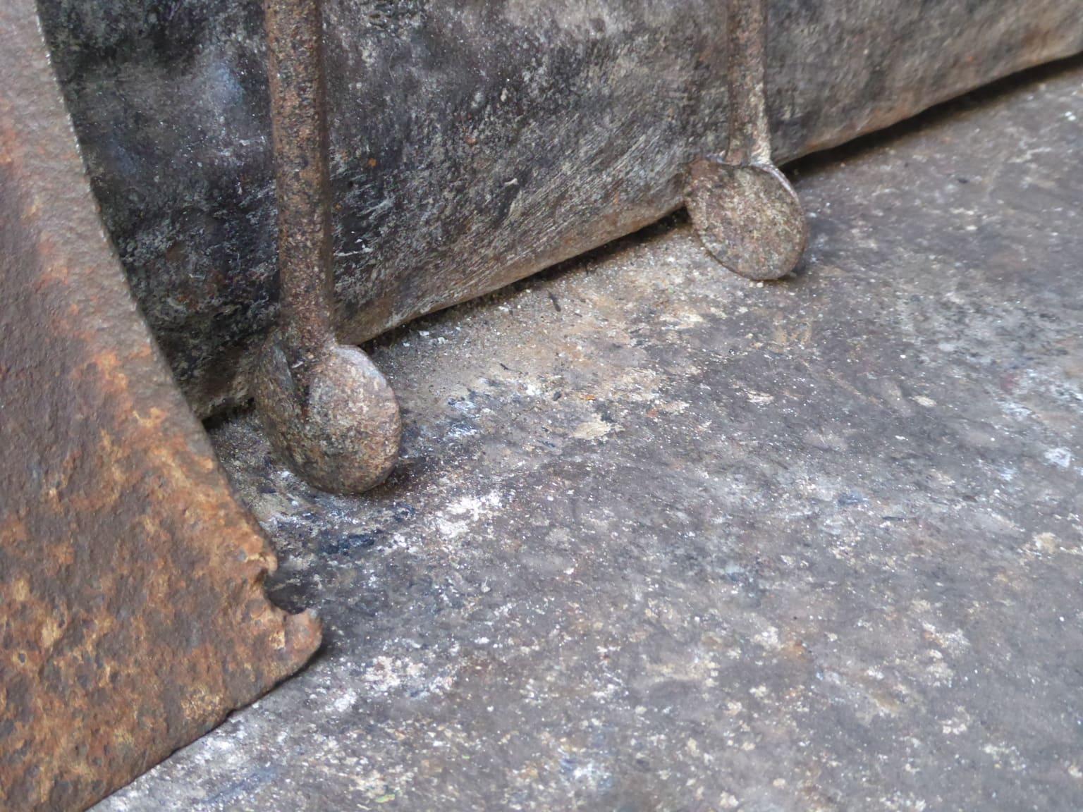 Attrezzi da camino o strumenti da fuoco rustici francesi in ferro battuto, inizio XVIII secolo In condizioni buone in vendita a Soest, NL