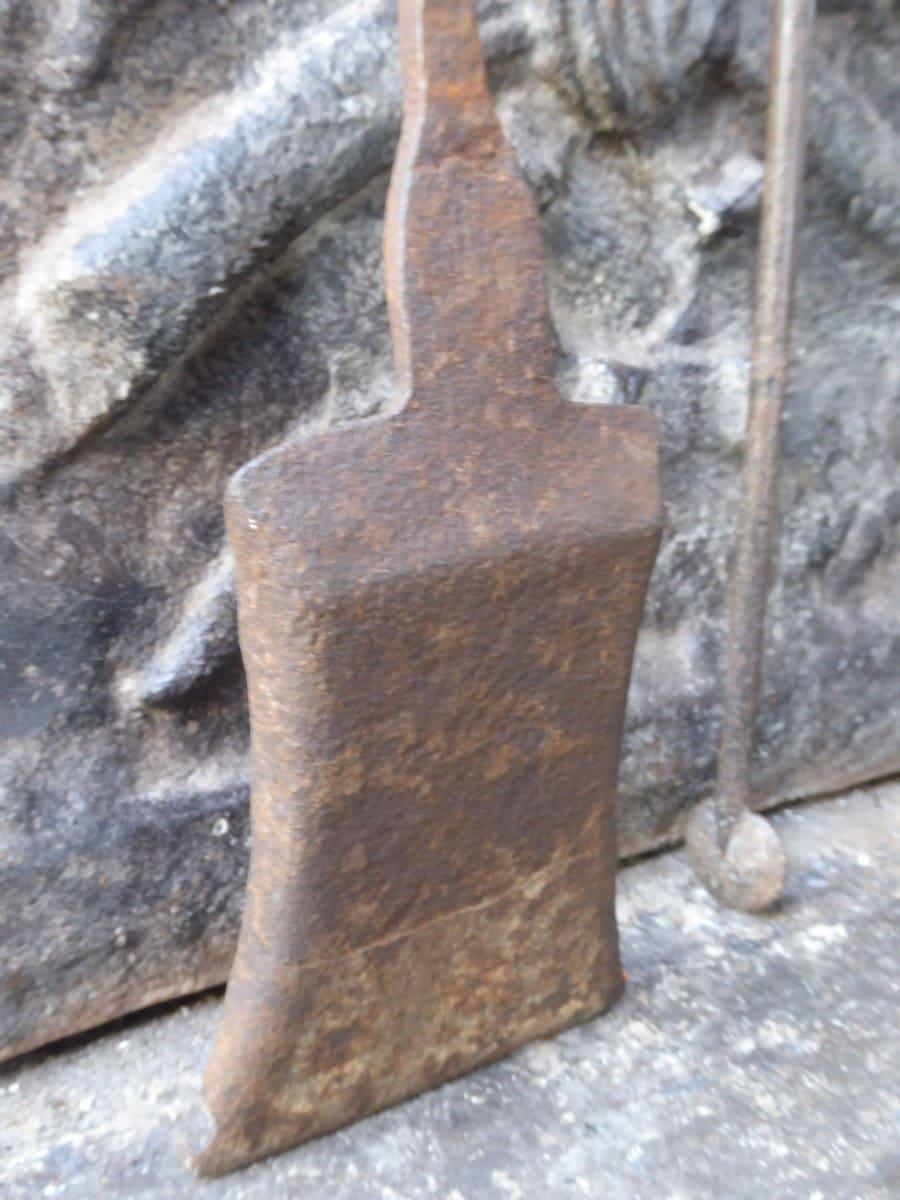 Ferro battuto Attrezzi da camino o strumenti da fuoco rustici francesi in ferro battuto, inizio XVIII secolo in vendita