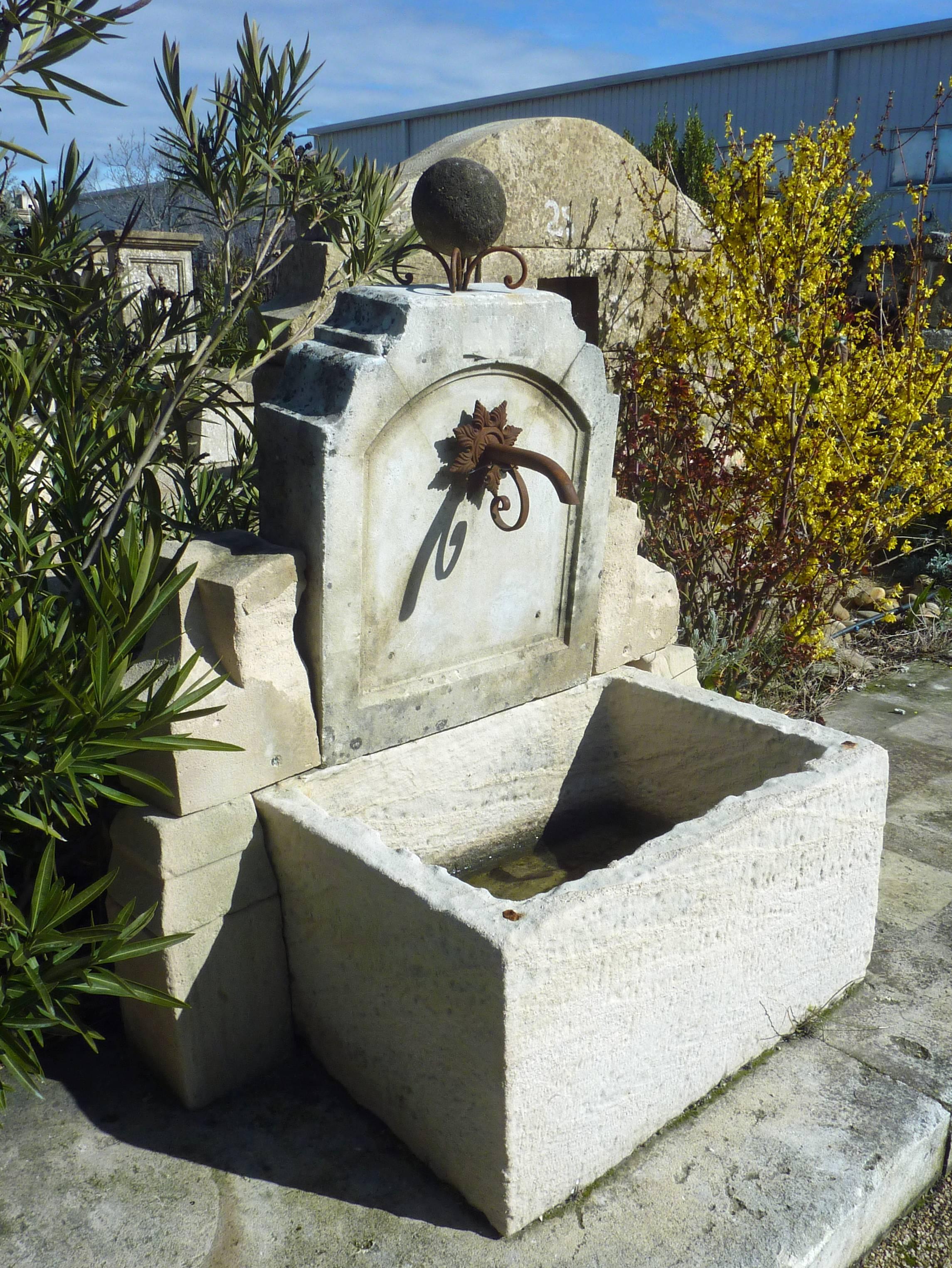Rustikaler Garten-Wandbrunnen mit antikem Steingefäß und Eisenroste, Provence (Französisch) im Angebot