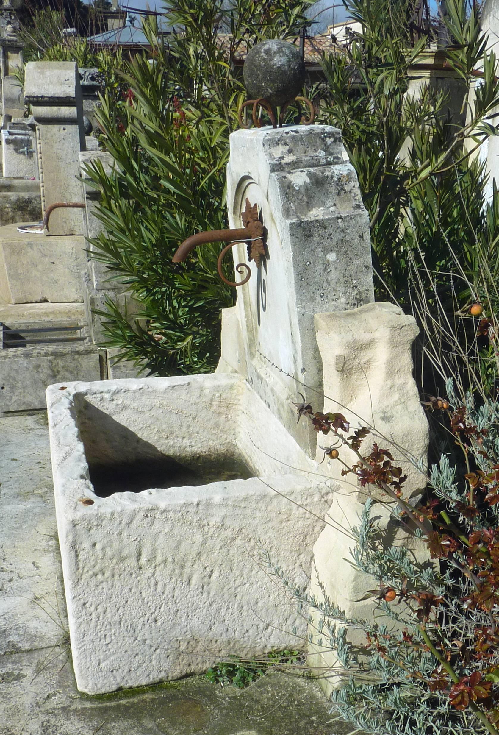 Rustikaler Garten-Wandbrunnen mit antikem Steingefäß und Eisenroste, Provence im Zustand „Gut“ im Angebot in Isle sur la Sorgue, FR