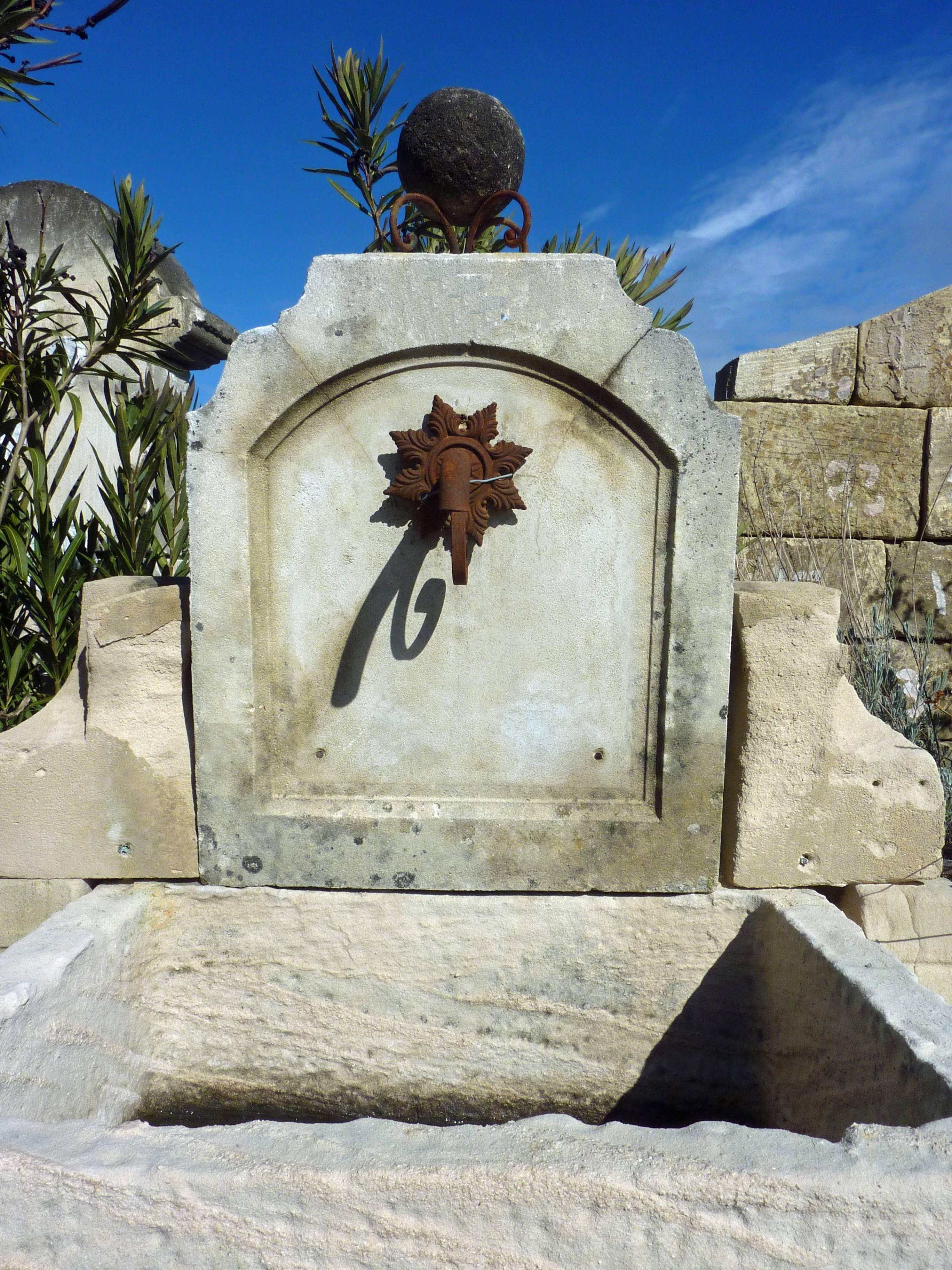 Rustikaler Garten-Wandbrunnen mit antikem Steingefäß und Eisenroste, Provence (19. Jahrhundert) im Angebot