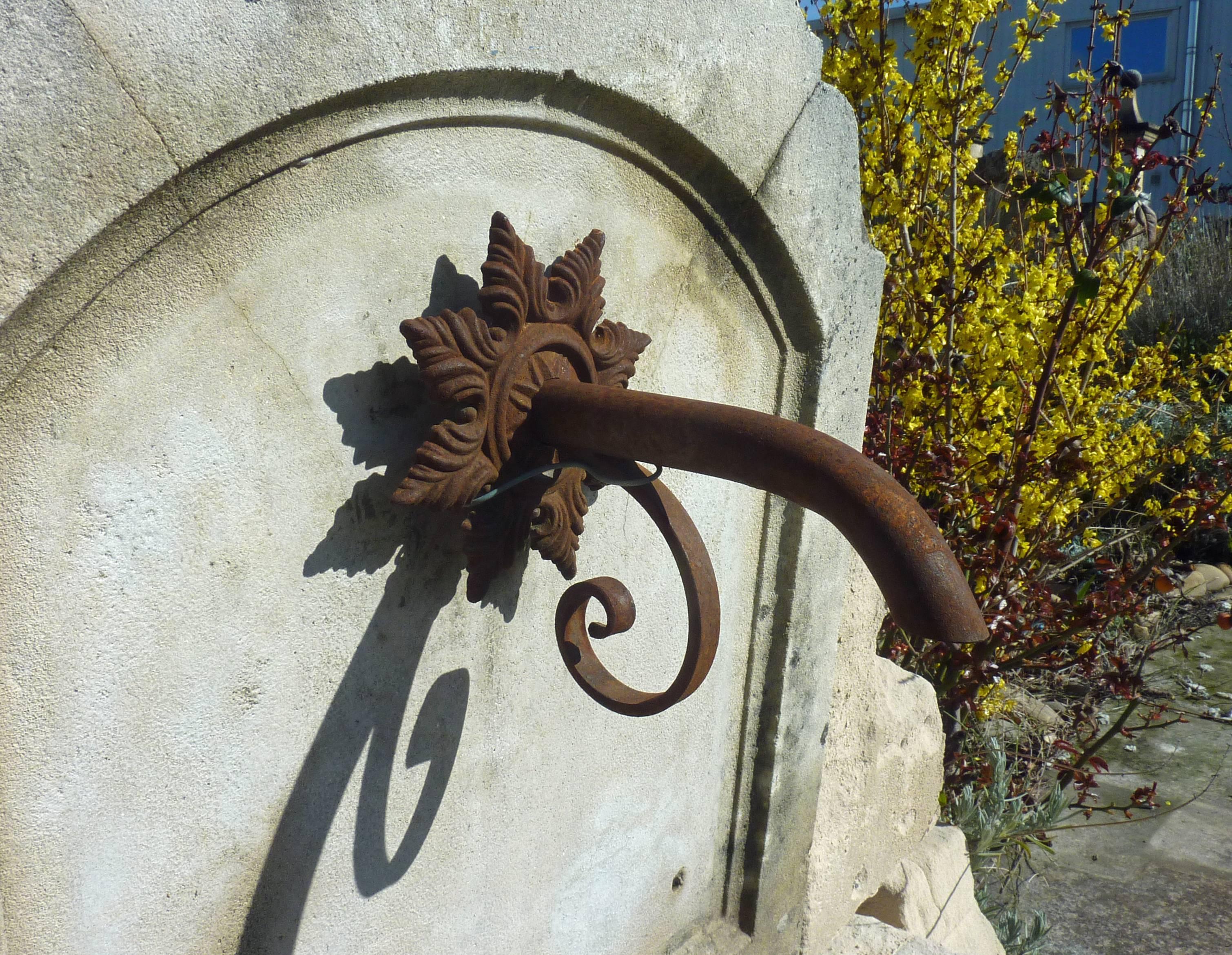 Rustikaler Garten-Wandbrunnen mit antikem Steingefäß und Eisenroste, Provence (Kalkstein) im Angebot