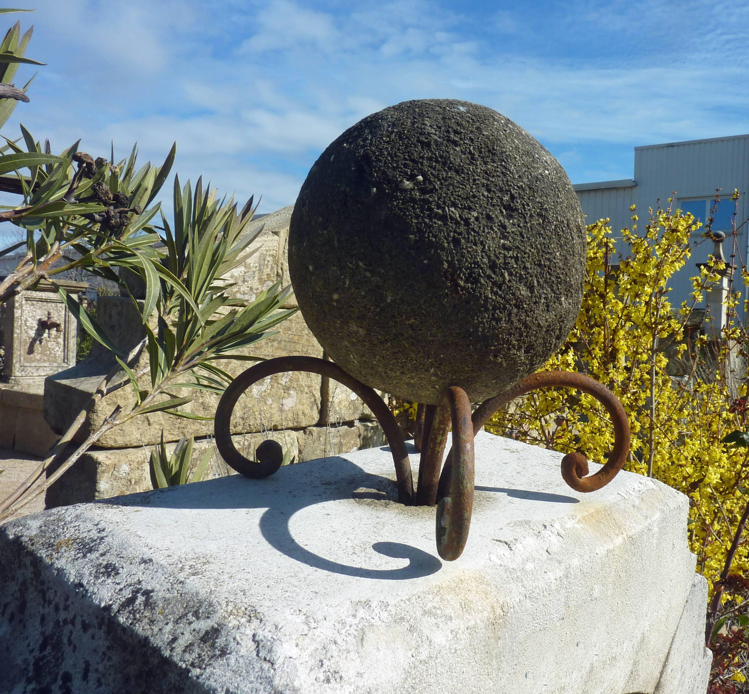 Rustikaler Garten-Wandbrunnen mit antikem Steingefäß und Eisenroste, Provence im Angebot 1