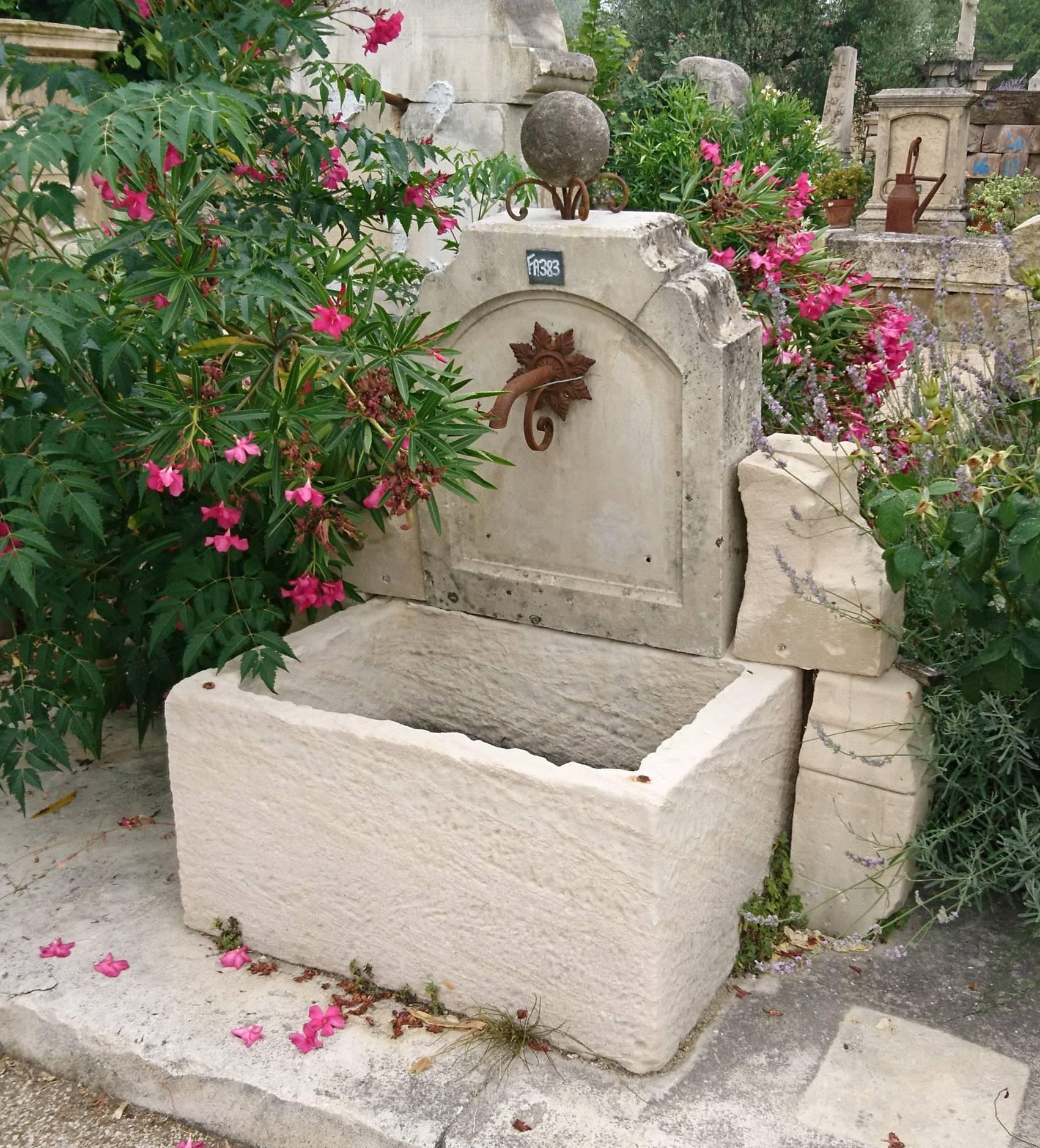 Dieser schöne ornamentale Wandbrunnen ist ein 100% handgefertigter Gartenbrunnen aus authentischen, hochwertigen, wiederverwerteten Materialien - ein einzigartiger Brunnen, der zu 100% in der Provence aus einem schönen weißen Naturstein hergestellt