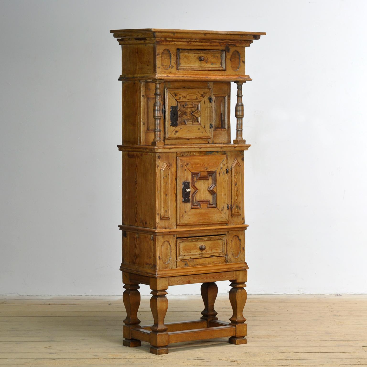 Rustic German pine and oak cabinet, circa 1850 In Good Condition For Sale In Amsterdam, Noord Holland