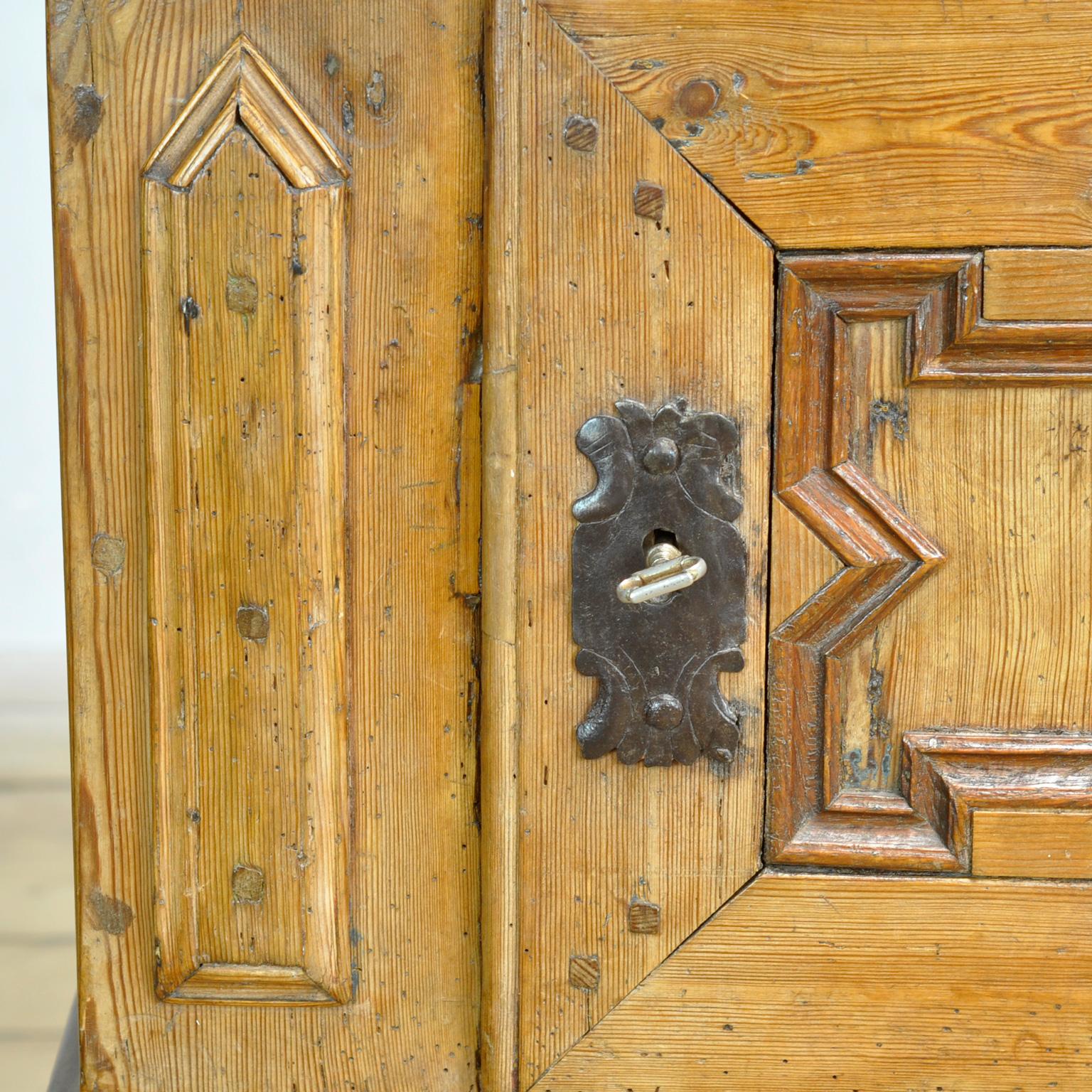Rustic German pine and oak cabinet, circa 1850 For Sale 3