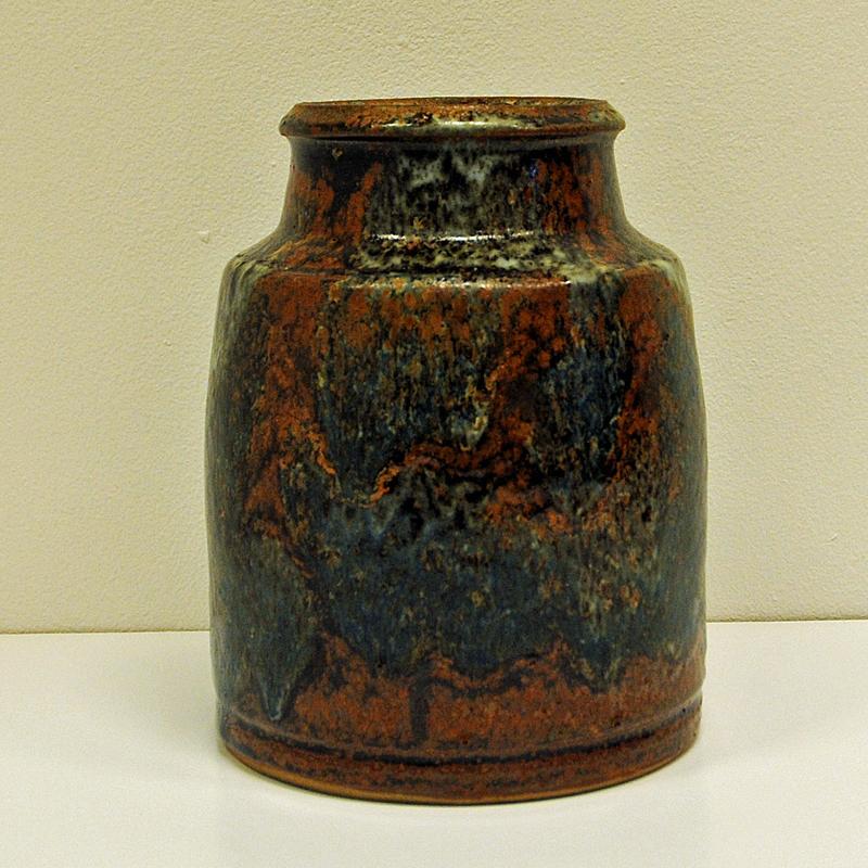 Unique vintage Ceramic vase with running glaze by the Norwegian artist Erik Pløen (1925-2004). A mid-century stoneware vase with semigloss colored subdued and rustic shades of magenta, gold, brown and gray glaze. The piece is in excellent condition