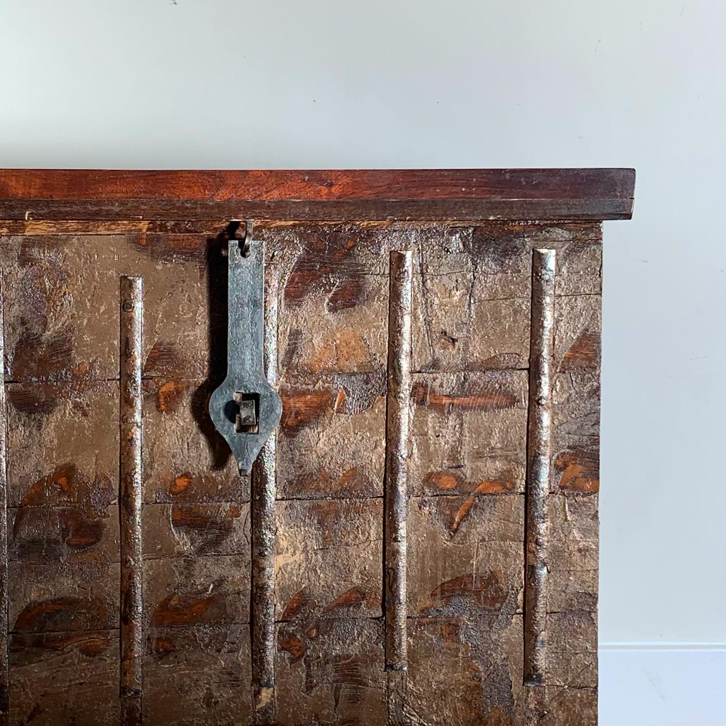 Coffre gothique rustique en bois de Mango avec quincaillerie en fer, 20ème siècle en vente 5
