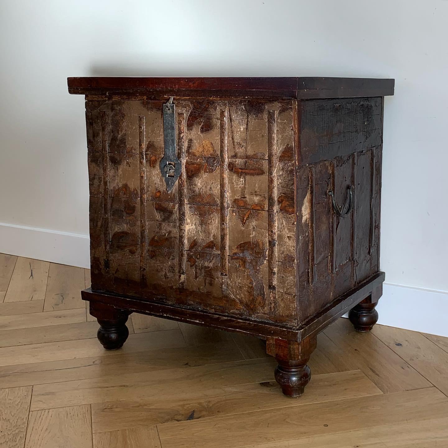 Fer Coffre gothique rustique en bois de Mango avec quincaillerie en fer, 20ème siècle en vente