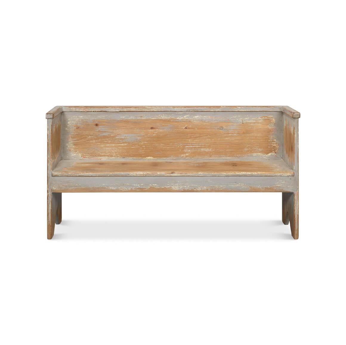 Un mélange harmonieux de fonctionnalité et de charme fermier. Cette solution d'assise douillette est conçue pour apporter une touche de chaleur rustique à votre intérieur. La finition peinte en gris vieilli lui confère un aspect vieilli, comme si