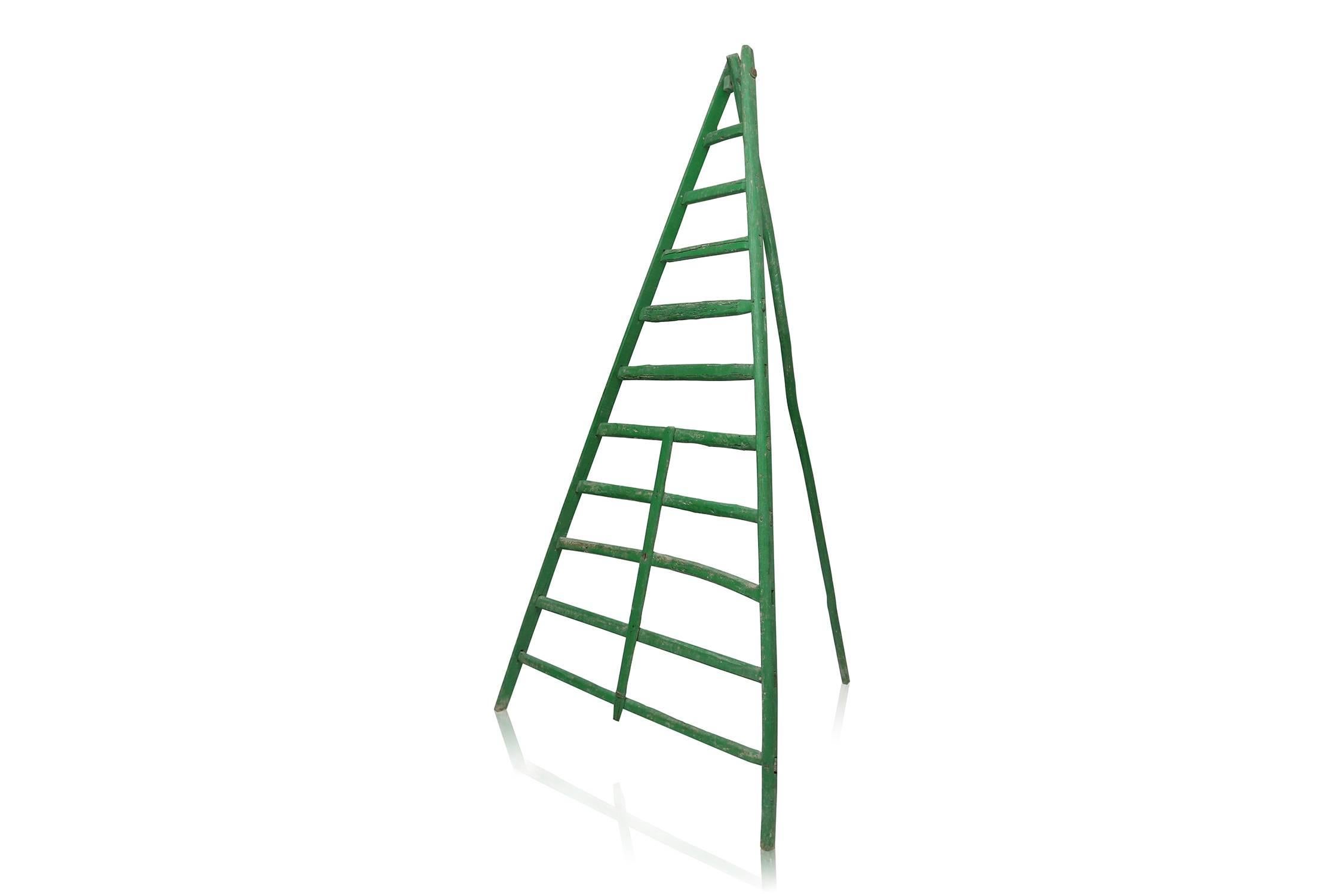 Rustic Green Fruit Picking Ladder In Excellent Condition In Antwerp, BE