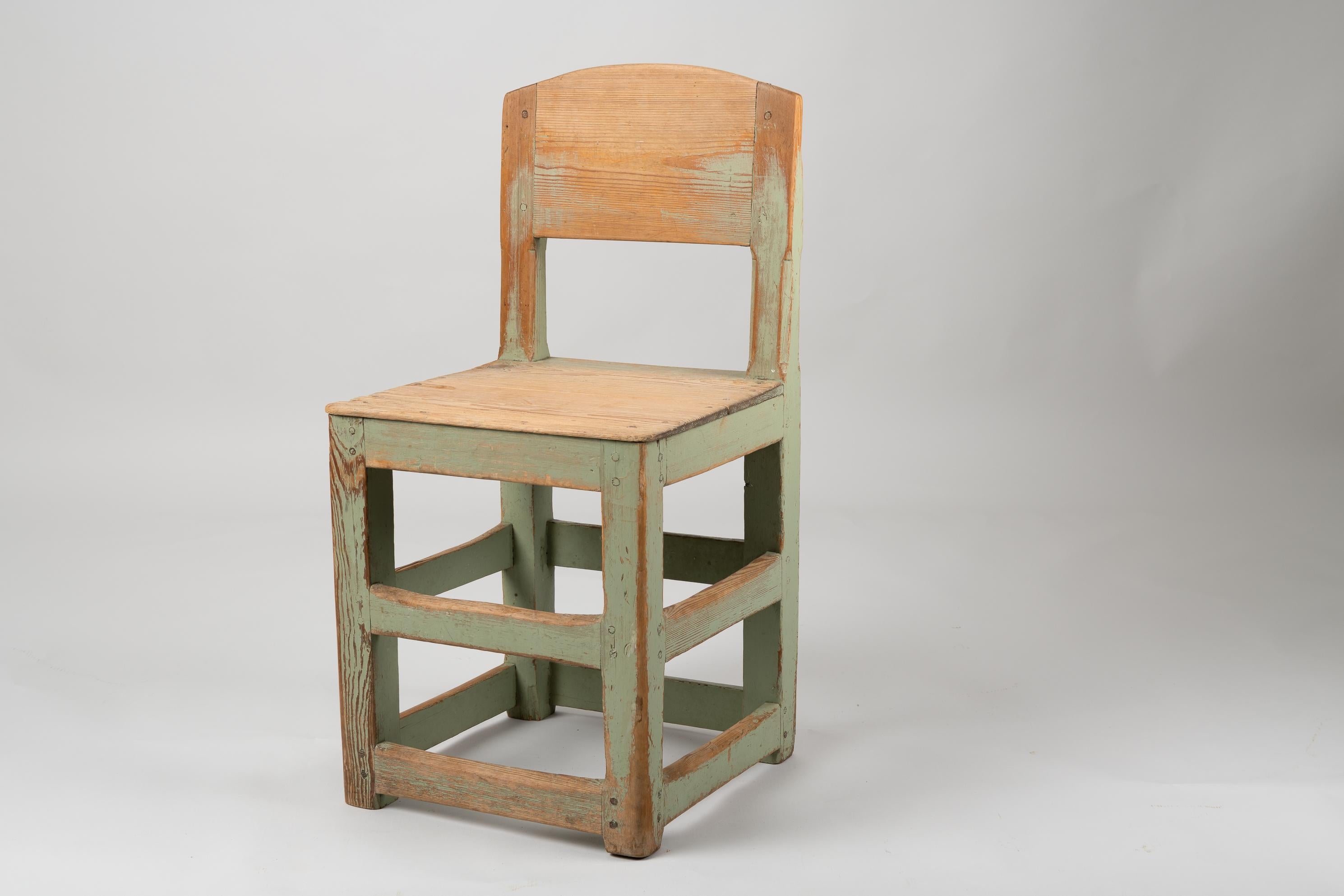 Rustikaler Stuhl im Barockstil aus Nordschweden. Der Stuhl ist ein Landhausmöbel aus der ersten Hälfte des 19. Jahrhunderts. Das Modell selbst stammt aus der Barockzeit, d. h. aus der Mitte des 18. Jahrhunderts, aber der Stil hat sich im 18. und 19.