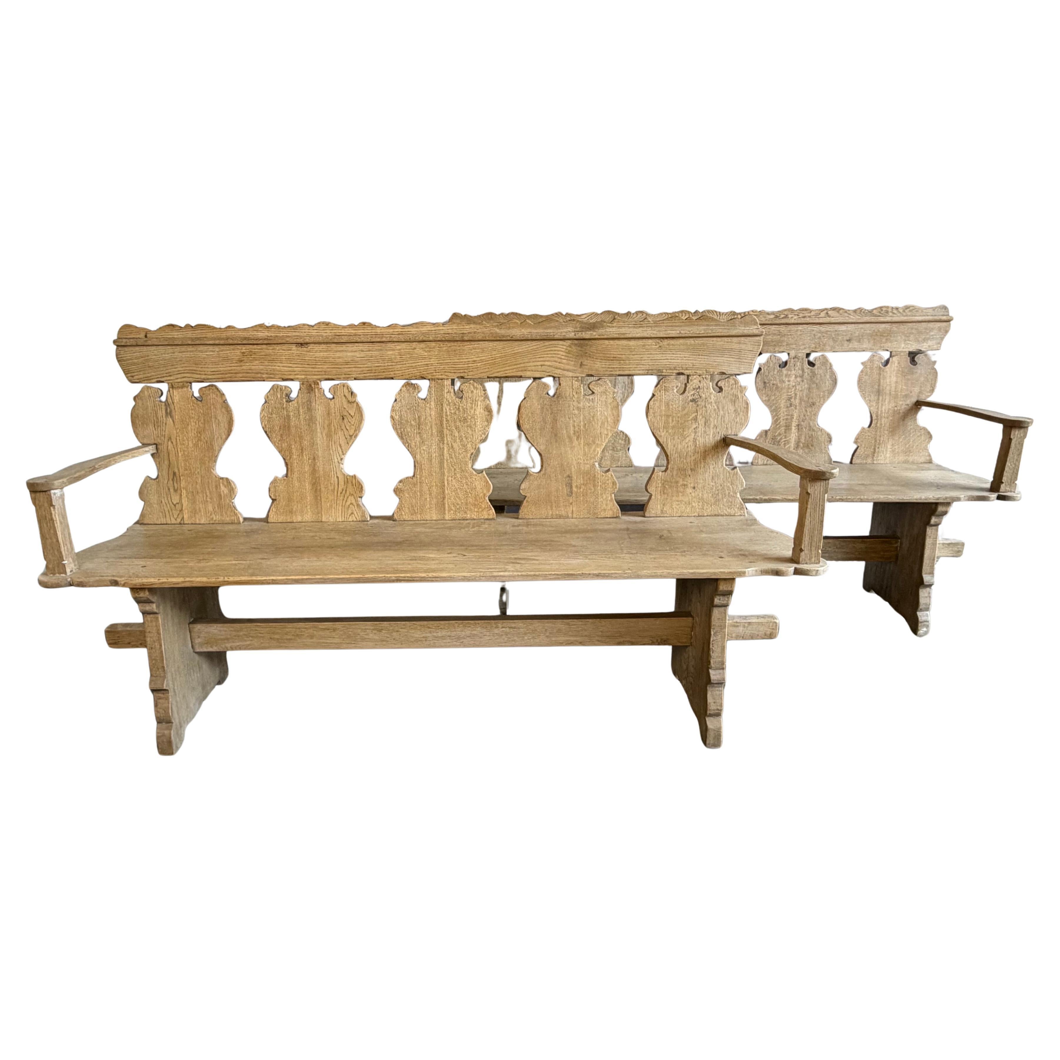 Paire de bancs rustiques en chêne sculptés à la main, Folk Art / Spanish Colonial Style