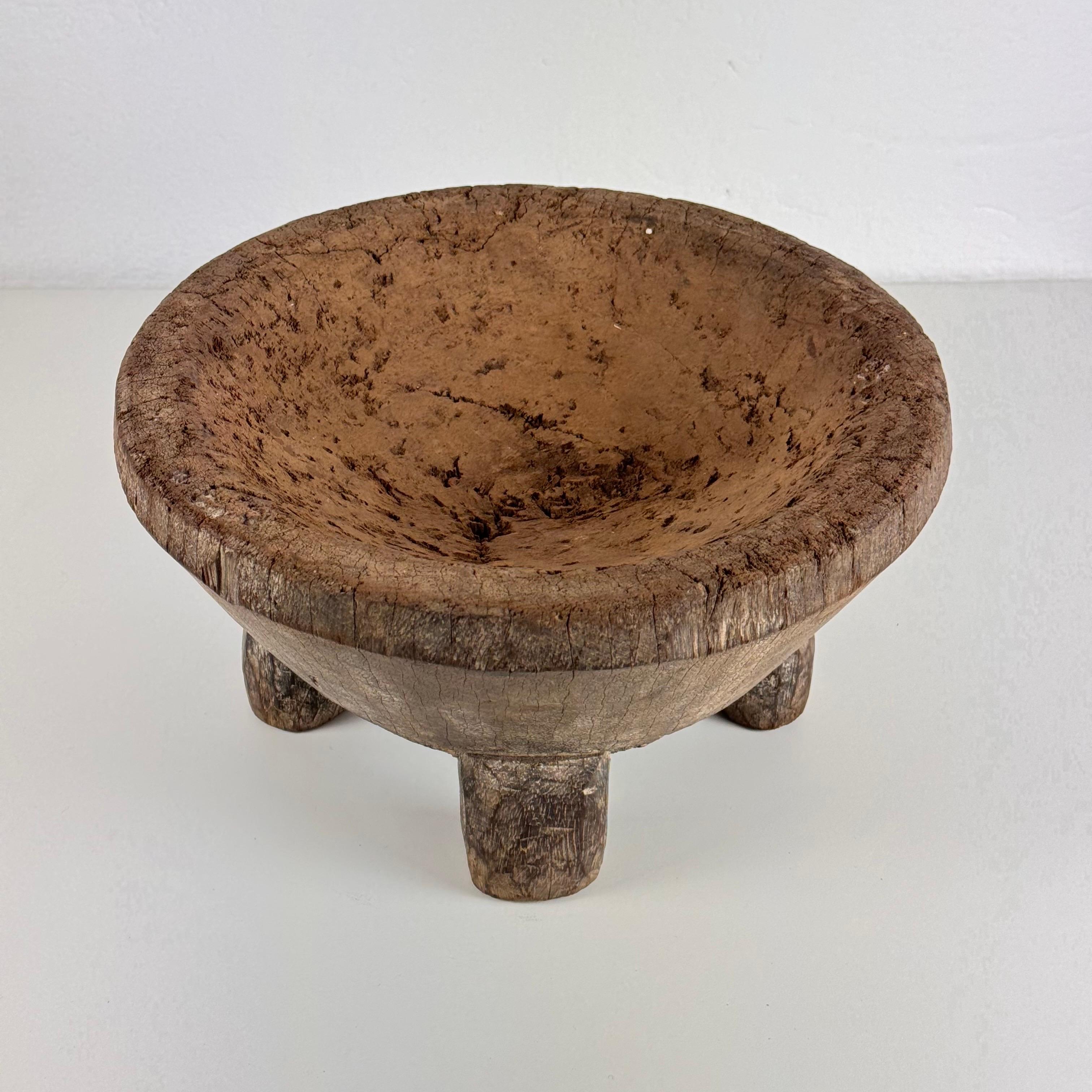 Rustic Hand-Carved Oak Mortar with Primitive Charm, Circa Late 1920s In Good Condition For Sale In Bagnolo Mella, Brescia