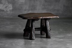 Rustikaler handgeschnitzter Beistelltisch, Frankreich, 19.