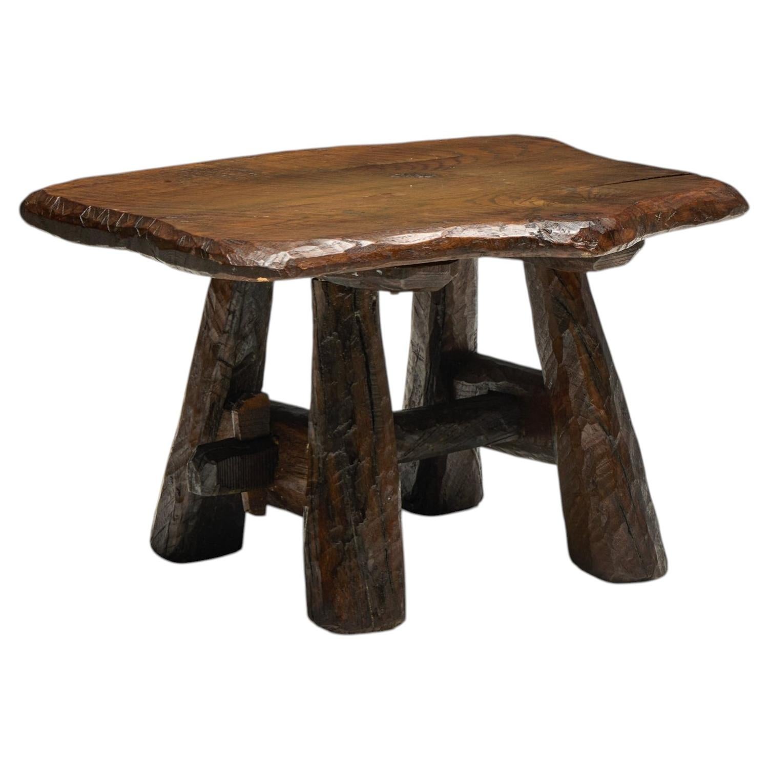 Table d'appoint rustique sculptée à la main, France, XIXe siècle