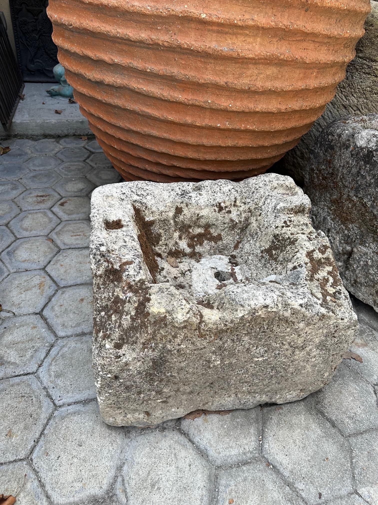 XVIII secolo Contenitore rustico in pietra scolpita a mano Jardinière Trough Basin Antiques Farm Sink in vendita