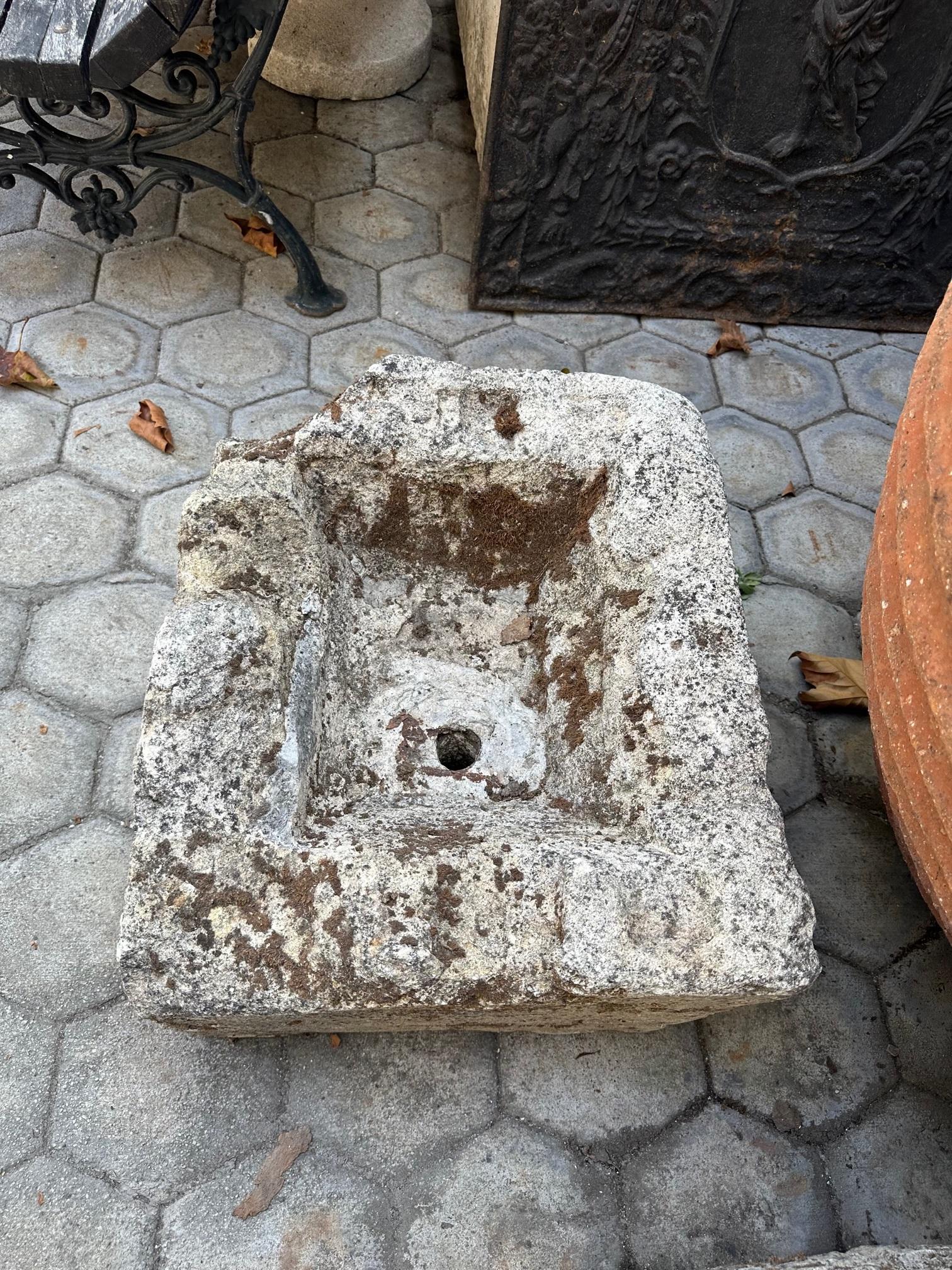 Rustique Jardinière en pierre sculptée à la main Lavabo à auge Antique Farm Sink en vente 1