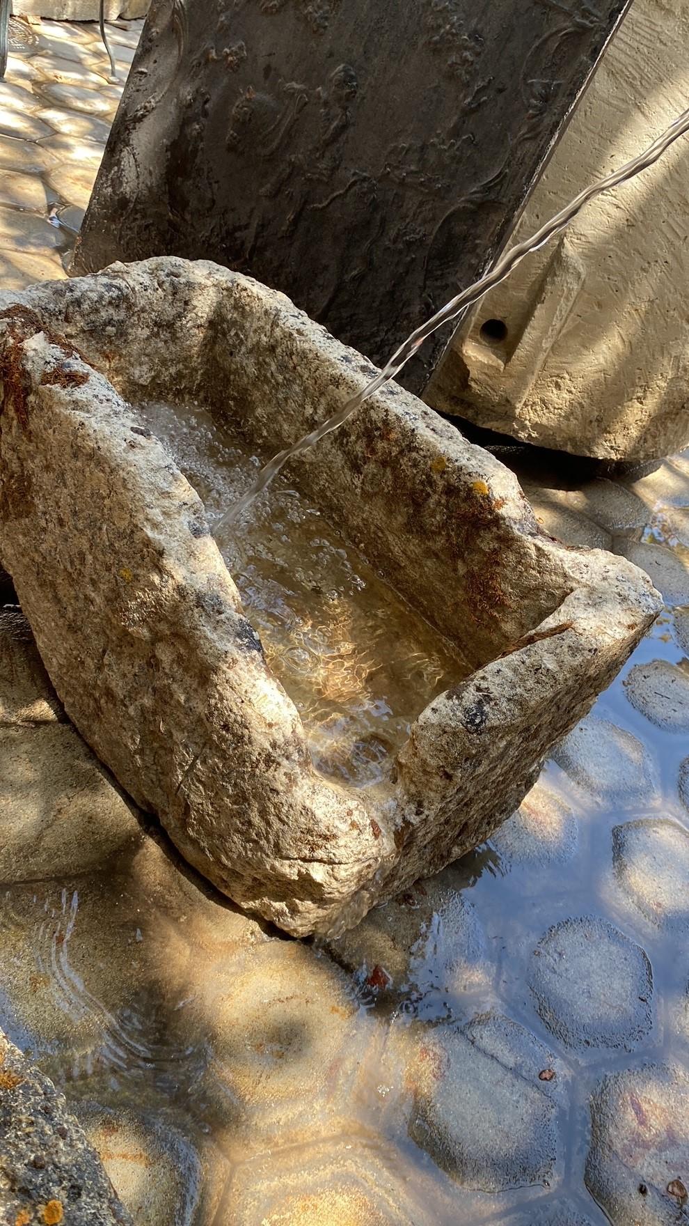 Rustikale Hand geschnitzt Stein Container Jardinière Trog Becken Pflanzer Antike Farm  im Zustand „Starke Gebrauchsspuren“ im Angebot in West Hollywood, CA