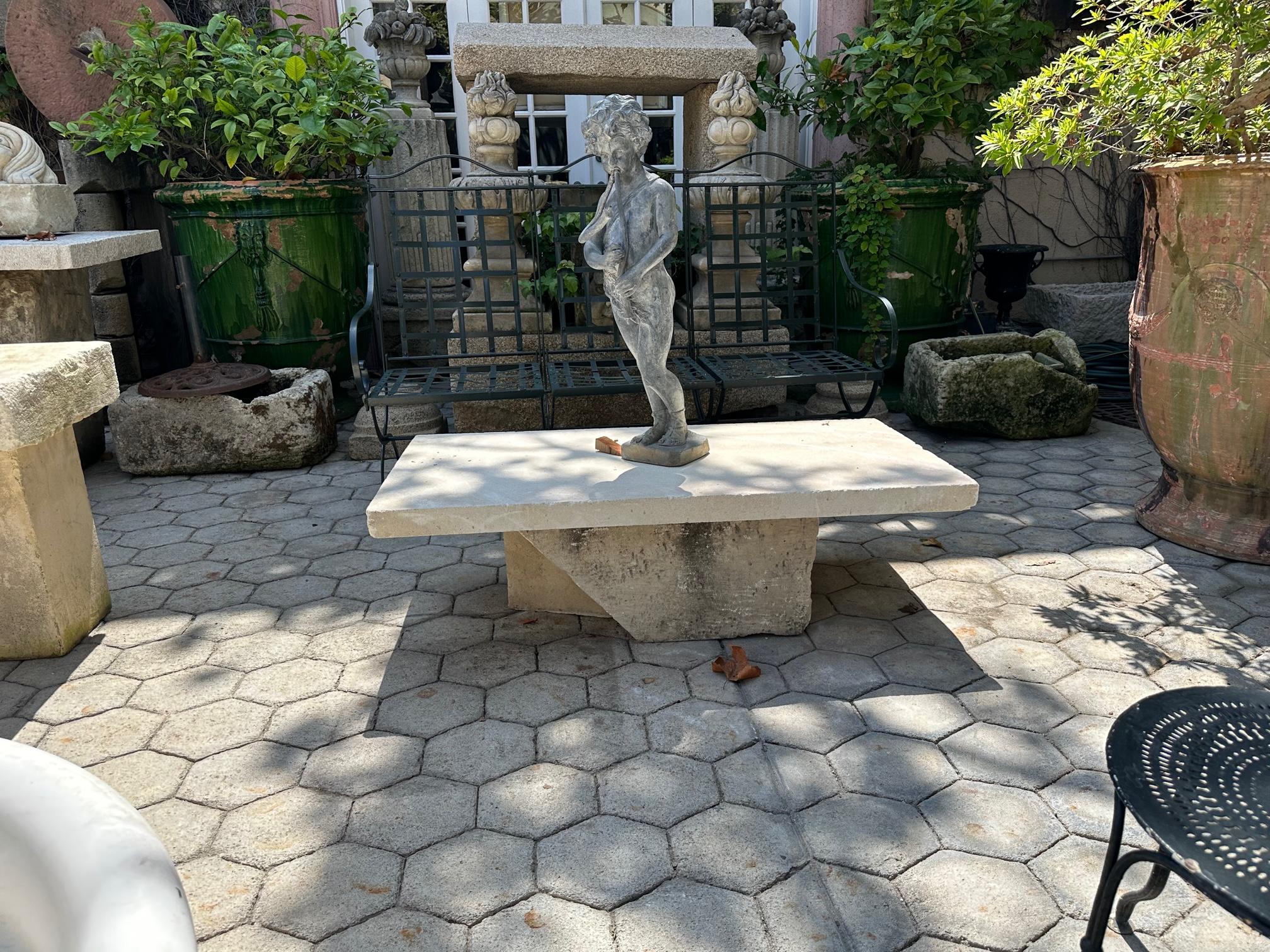 Rustico in pietra scolpita a mano Caffè da giardino Tavolo da patio per esterni interni Antiques . Elemento antico con base in pietra intagliata a mano del XVIII secolo e precedenti, con piano in pietra intagliata più tardi.  Creazione di un