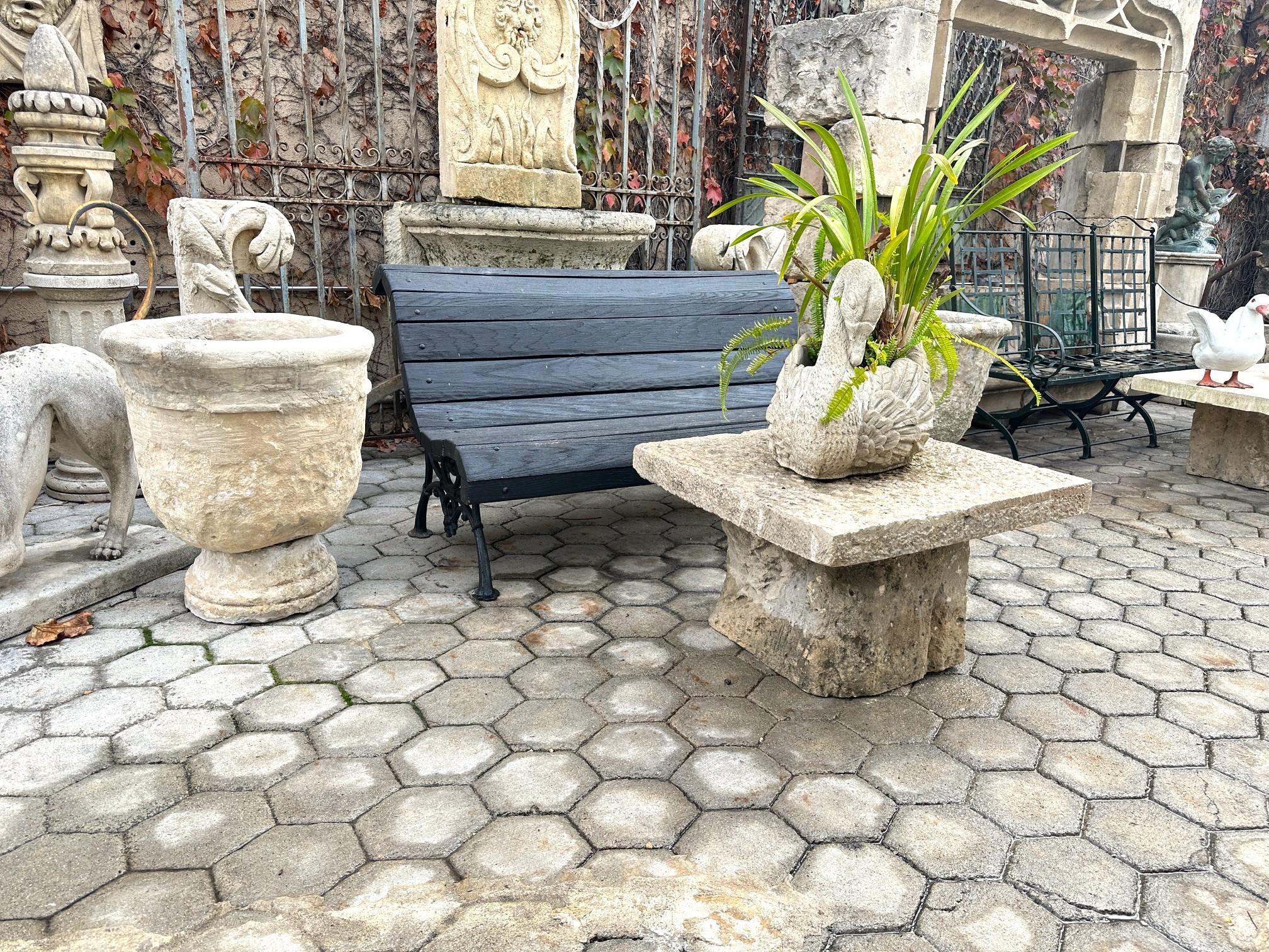 Francese Tavolo rustico in pietra intagliata a mano da giardino, da caffè, da patio, da esterno, da interno, antico in vendita