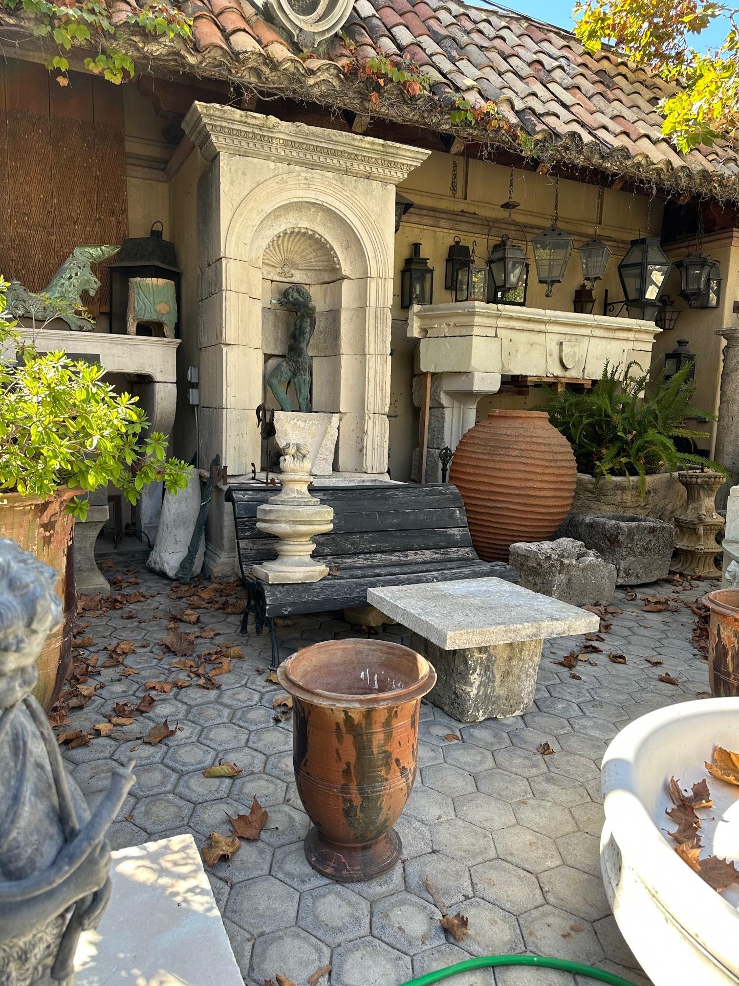 Rustikale Hand geschnitzt Stein Garten Kaffee Bauernhof Terrassentisch Outdoor Indoor Antike im Zustand „Gut“ im Angebot in West Hollywood, CA