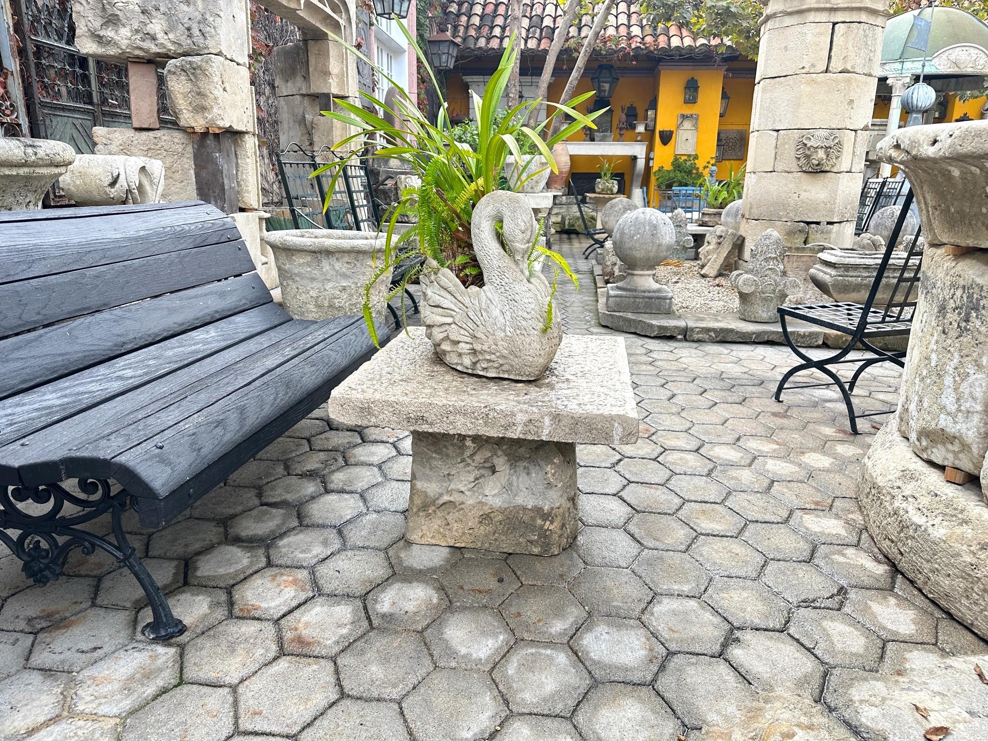 Intagliato Tavolo rustico in pietra intagliata a mano da giardino, da caffè, da patio, da esterno, da interno, antico in vendita