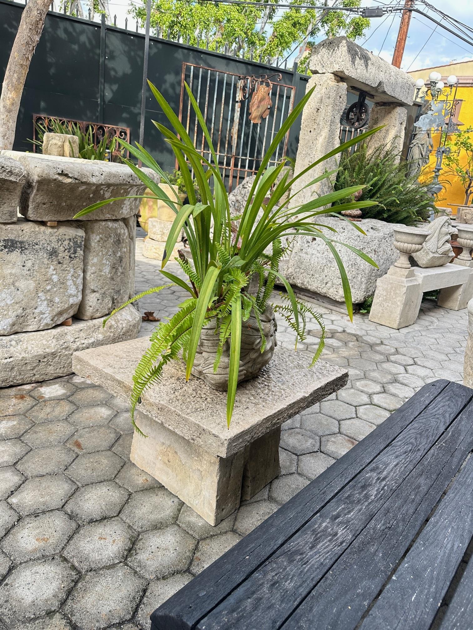 Pietra Tavolo rustico in pietra intagliata a mano da giardino, da caffè, da patio, da esterno, da interno, antico in vendita