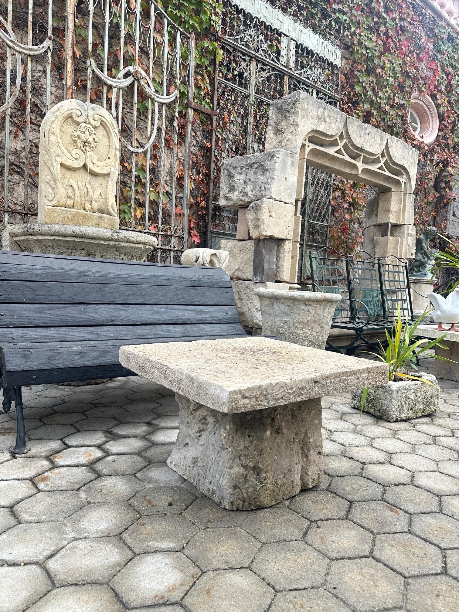 Tavolo rustico in pietra intagliata a mano da giardino, da caffè, da patio, da esterno, da interno, antico in vendita 1