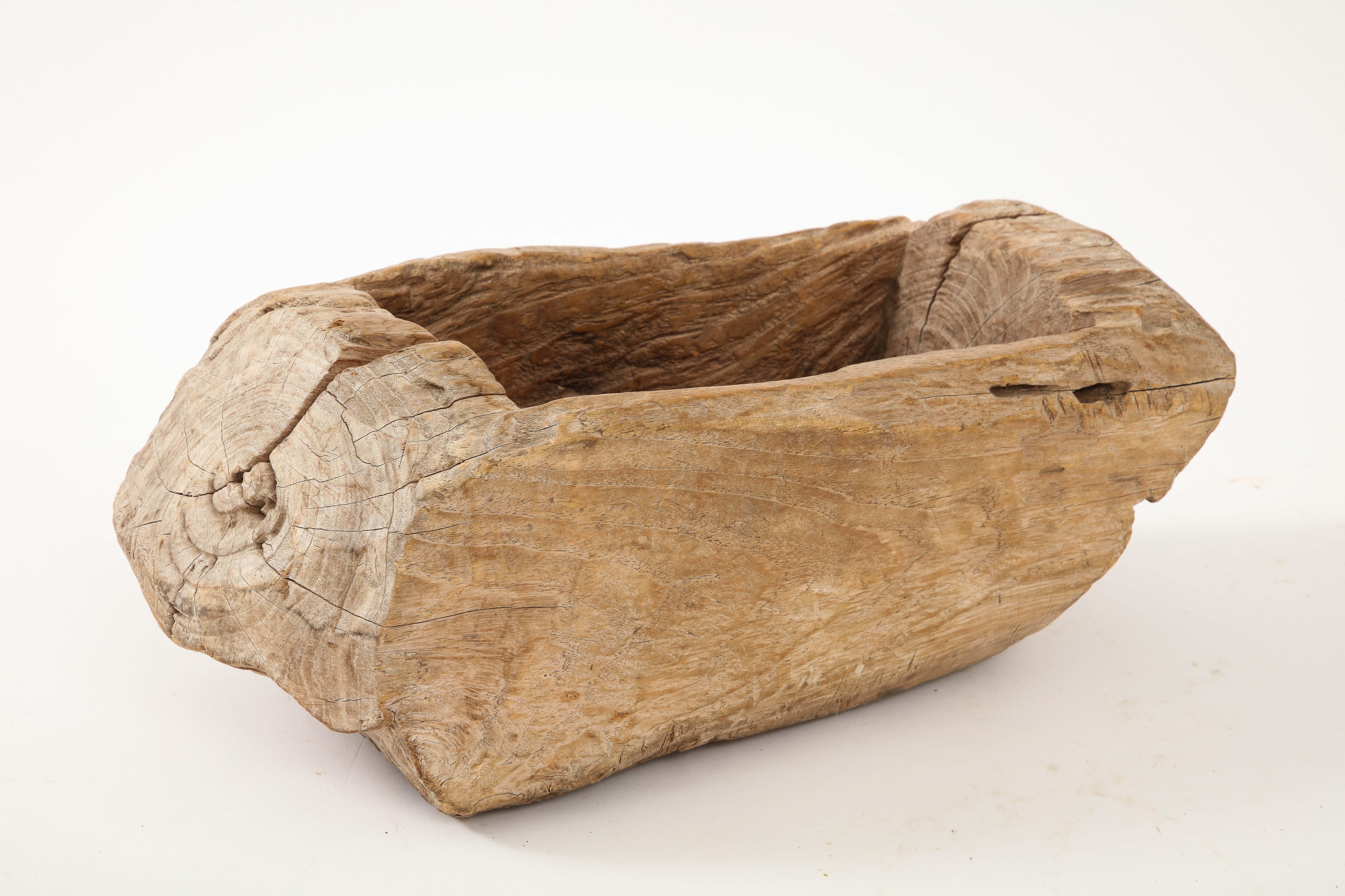 Sculpté à la main Vase rustique en bois sculpté à la main, 20e siècle en vente
